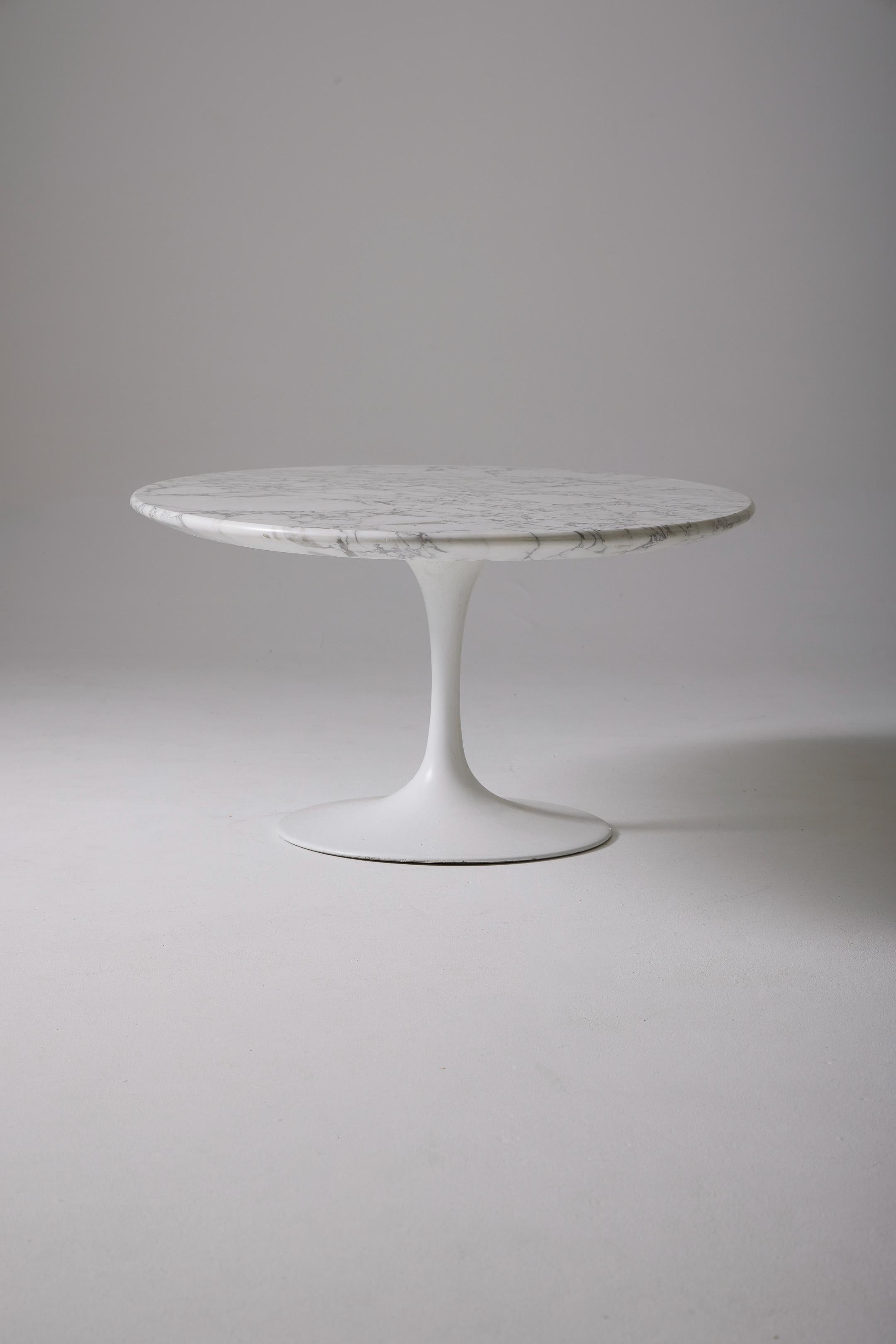 Coffee table from the Parallel Bar collection by designer Florence Knoll for Knoll International, 1950s. The round walnut tabletop rests on 4 brushed metal legs. Very good condition.
DV440