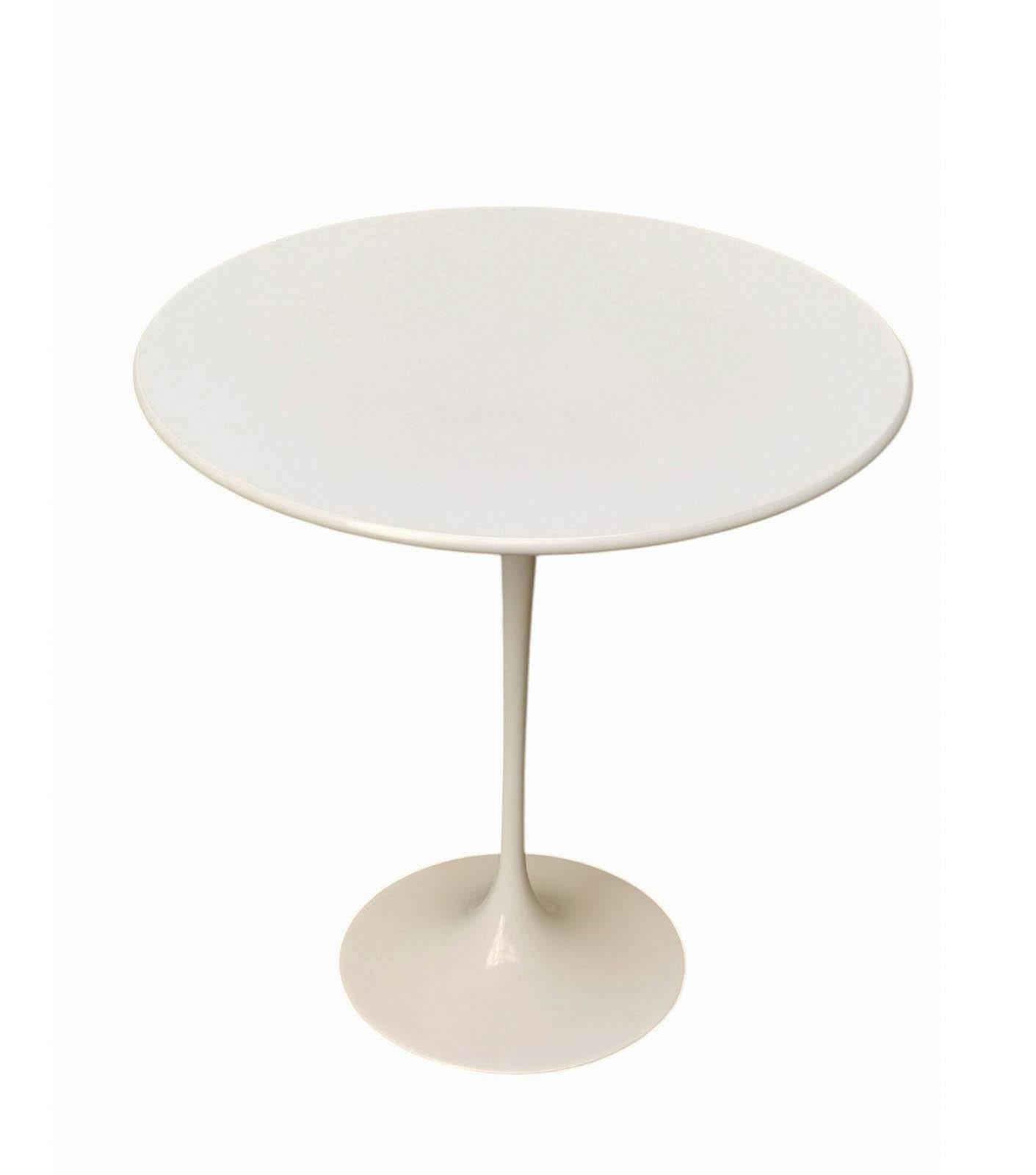 Autentico Tavolino Tulip con piedistallo bianco in alluminio fuso e piano in laminato bianco. Il design di Eero Saarinen per Knoll è davvero un classico senza tempo che può essere inserito in qualsiasi arredamento. Secondo le sue parole, 