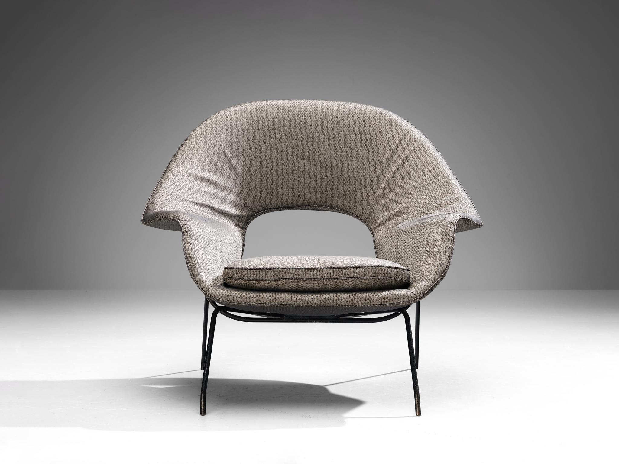 Eero Saarinen for Knoll, early model 'Womb' chair, fabric and metal, United States, design 1946-1948 

This shelled, cushioned lounge chair is designed between 1946 and 1948 by Eero Saarinen (1910-1961). The chair was a specific request by Florence