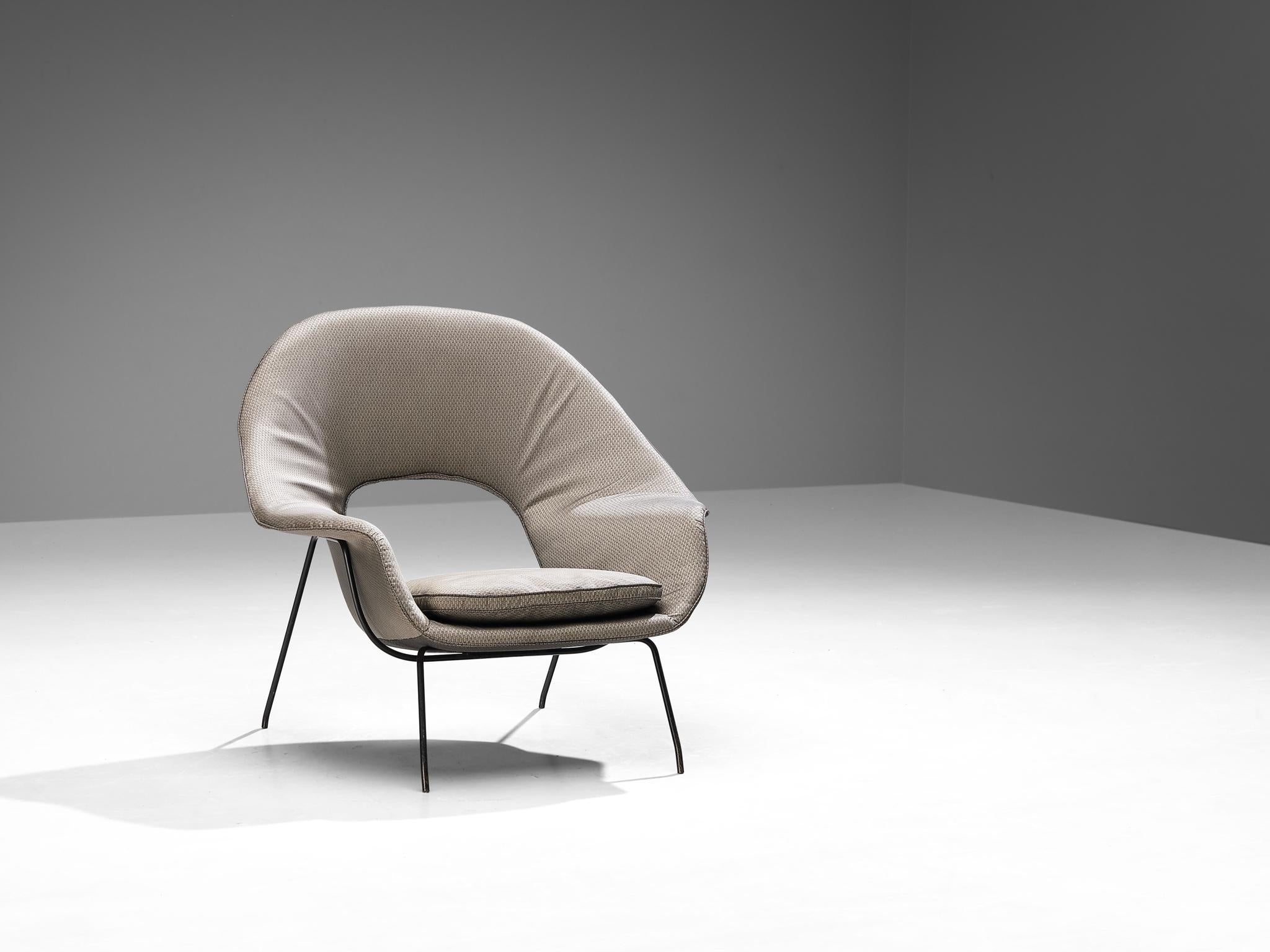Américain Rare et ancienne chaise « Femme » d'Eero Saarinen en tissu gris et métal en vente