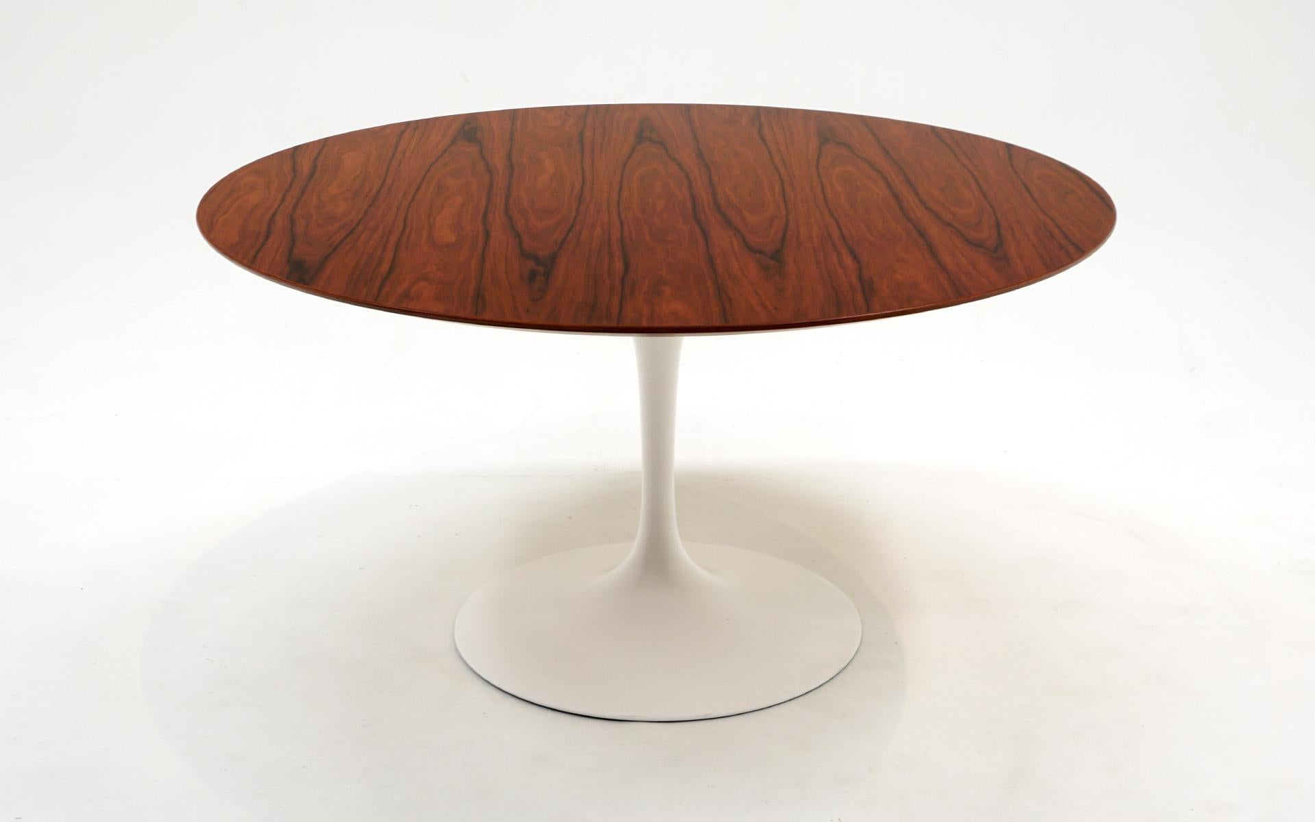 Mid-Century Modern Table de salle à manger Eero Saarinen Round 54 inch Tulip. Superbe table en palissandre. Signé. en vente