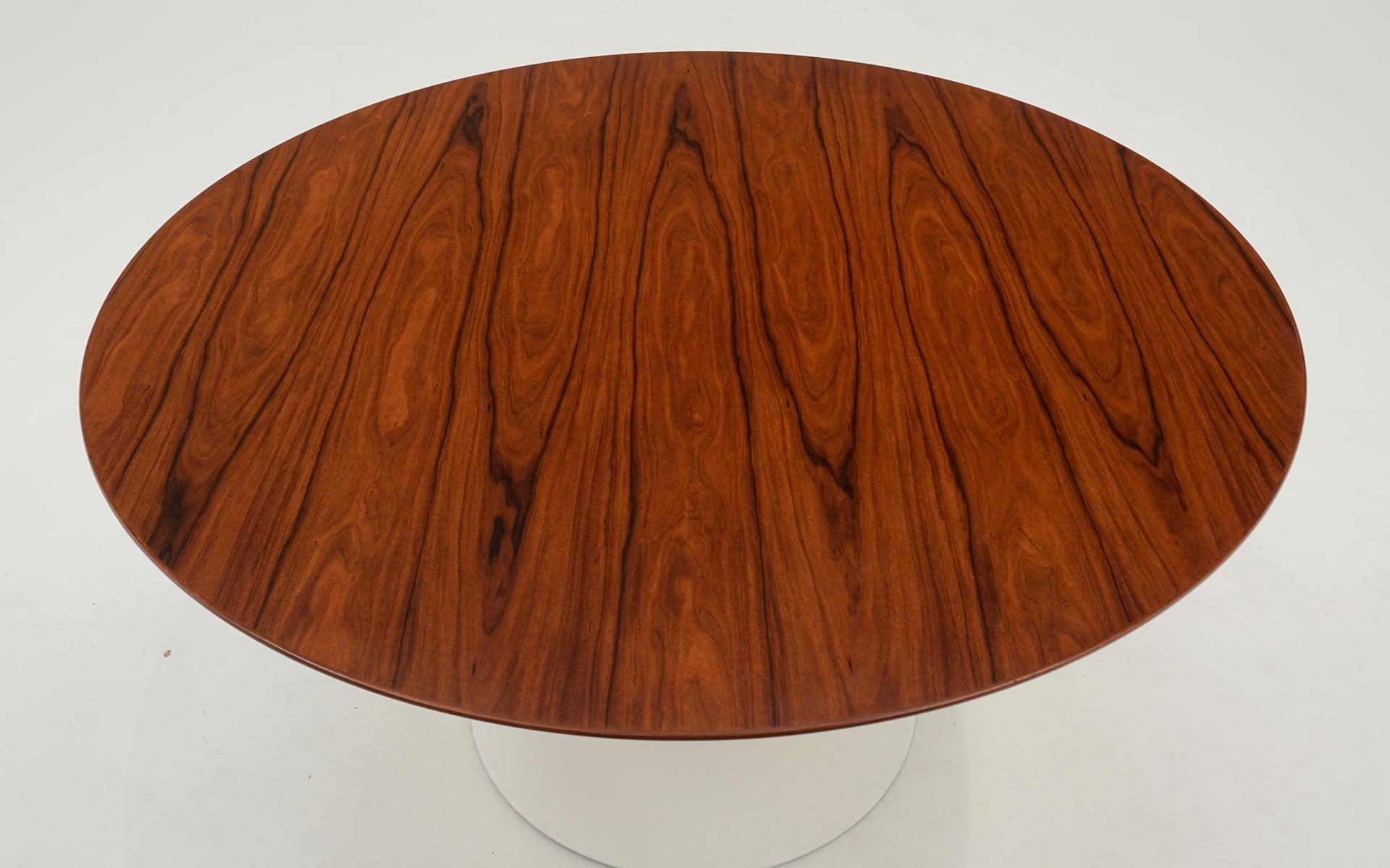 Américain Table de salle à manger Eero Saarinen Round 54 inch Tulip. Superbe table en palissandre. Signé. en vente