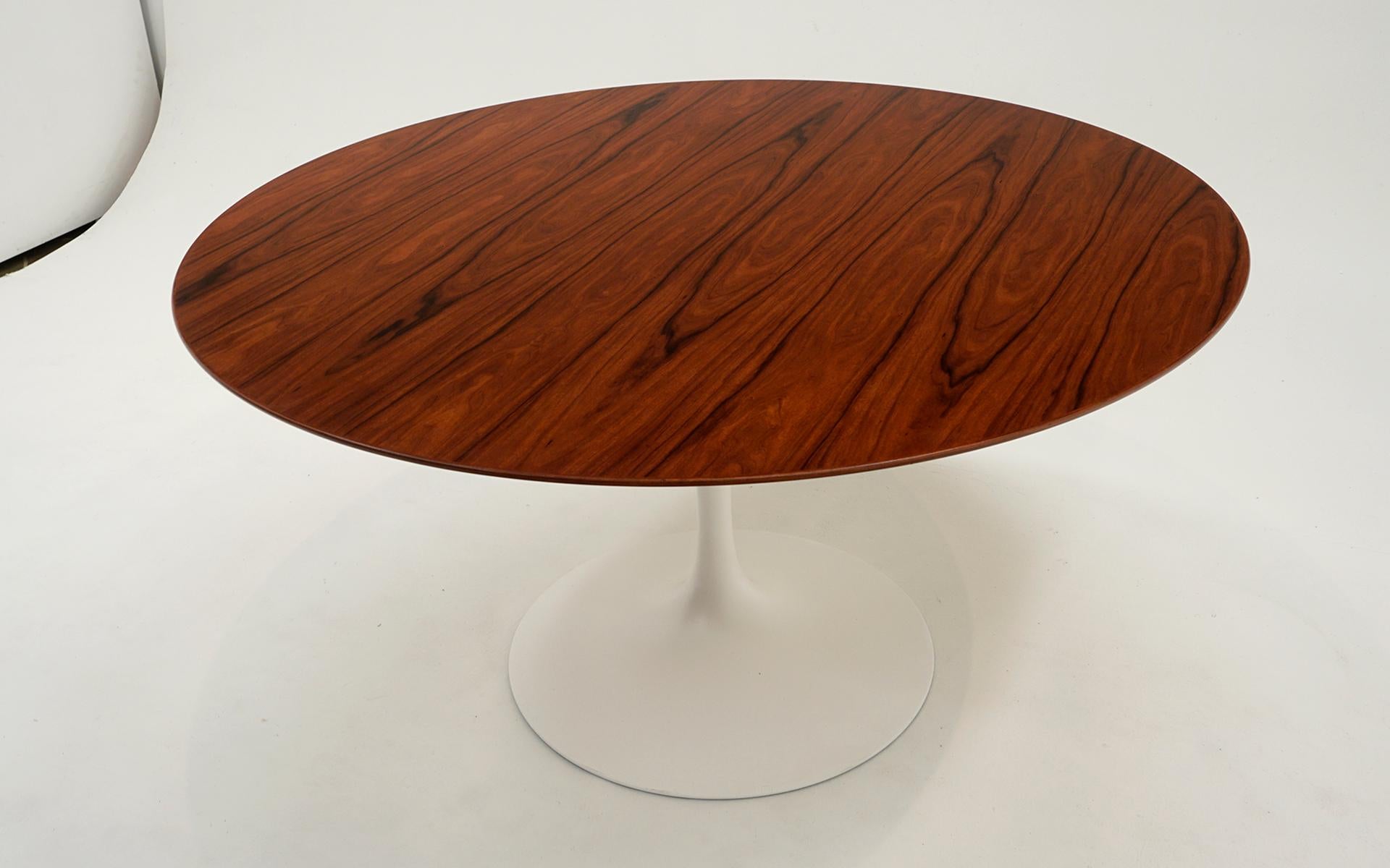 Table de salle à manger Eero Saarinen Round 54 inch Tulip. Superbe table en palissandre. Signé. Excellent état - En vente à Kansas City, MO