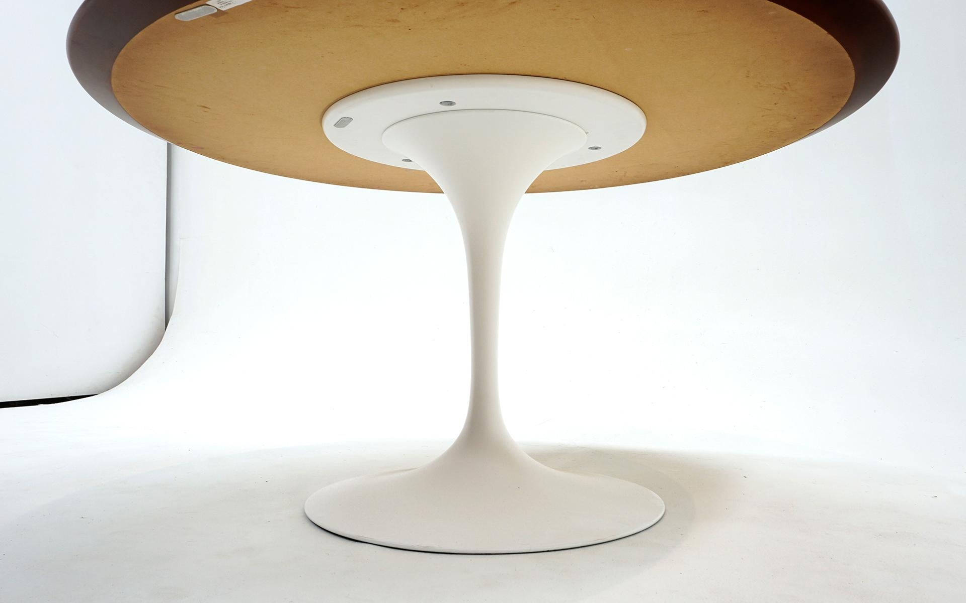 XXIe siècle et contemporain Table de salle à manger Eero Saarinen Round 54 inch Tulip. Superbe table en palissandre. Signé. en vente