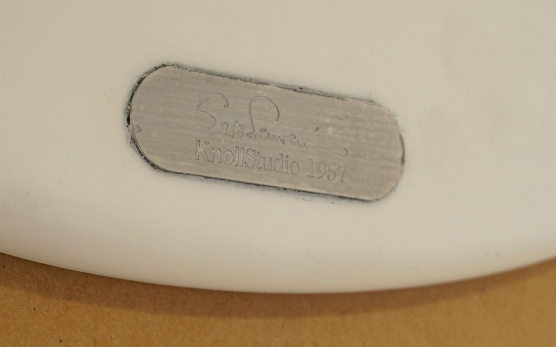 Aluminium Table de salle à manger Eero Saarinen Round 54 inch Tulip. Superbe table en palissandre. Signé. en vente