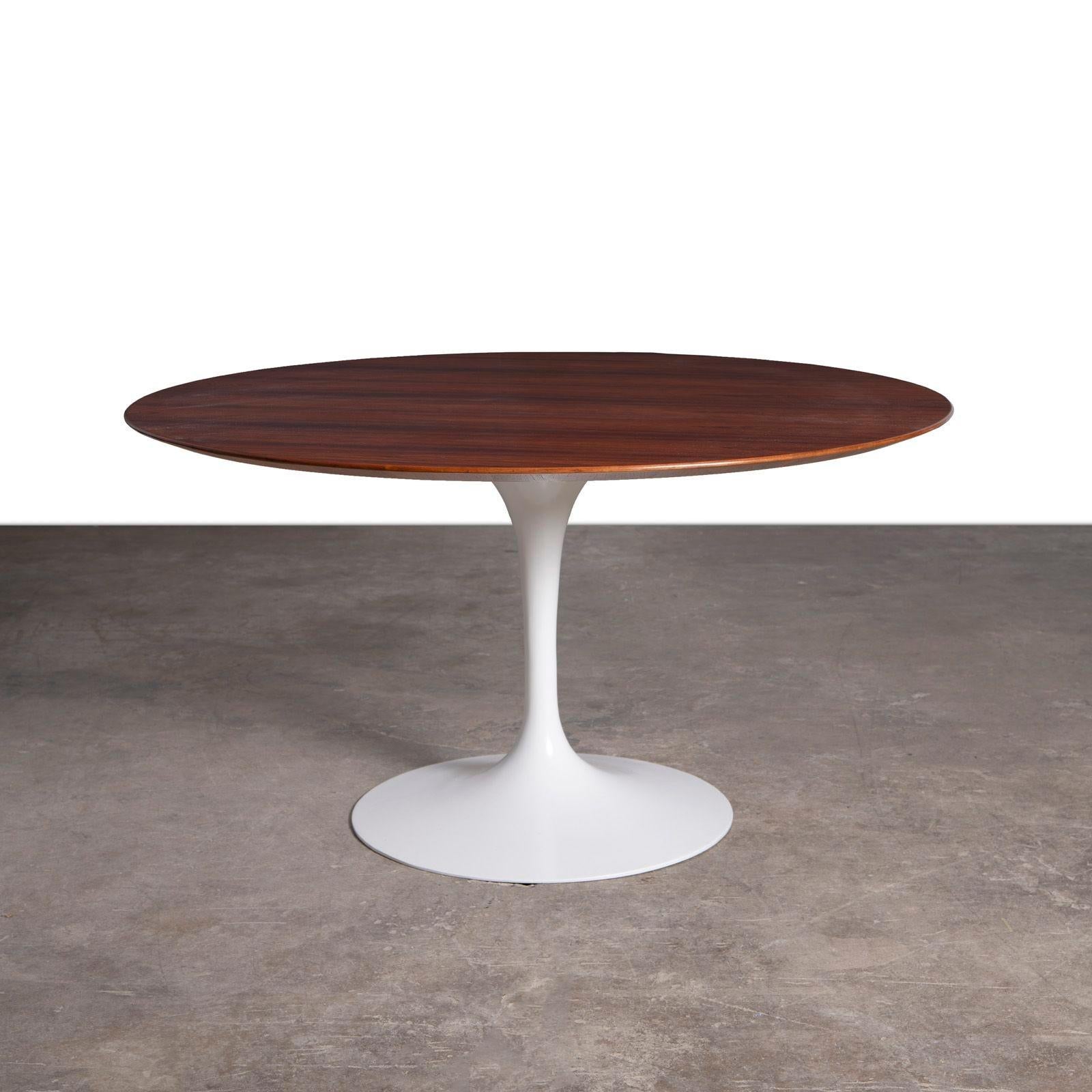 De la collection de guéridons de Saarinen, 1956, commande spéciale pour Neiman Marcus, table de salle à manger tulipe de 54 pouces avec un plateau en bois de rose assorti au livre. Conserve l'étiquette papillon d'origine de Knoll Associates