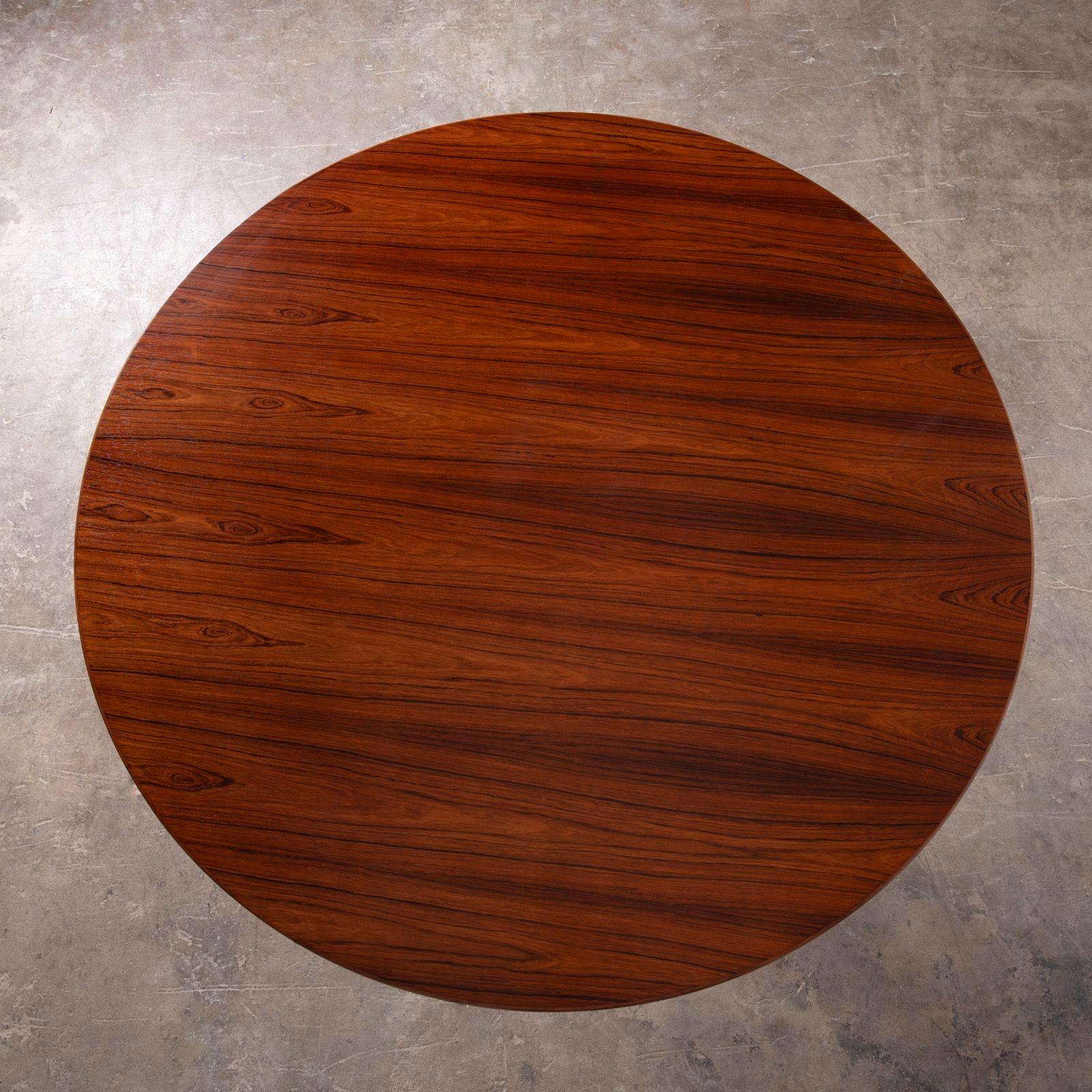Mid-Century Modern Eero Saarinen Table de salle à manger ronde Knoll Tulip en palissandre brésilien assorti à un livre en vente