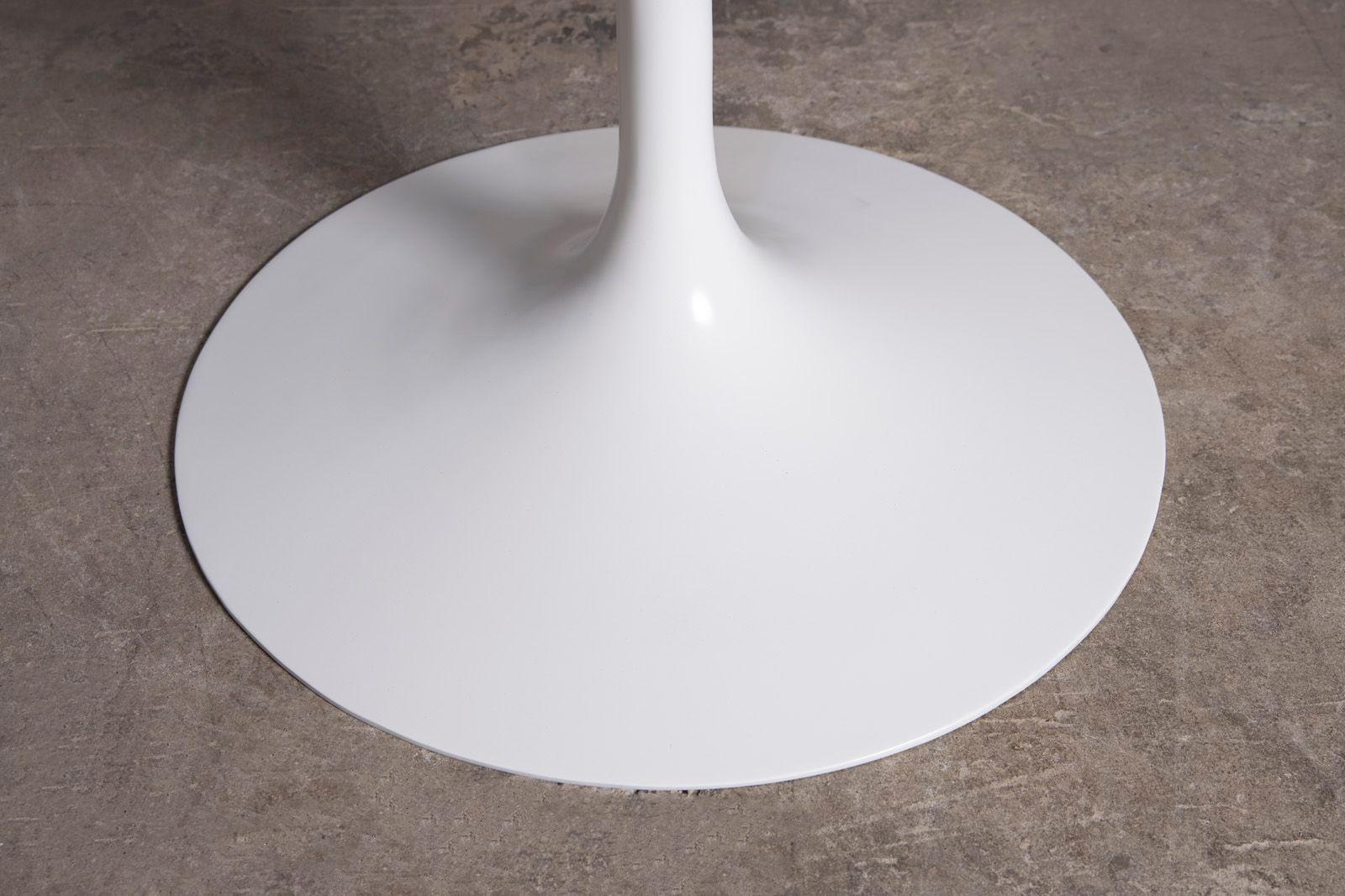 Américain Eero Saarinen Table de salle à manger ronde Knoll Tulip en palissandre brésilien assorti à un livre en vente
