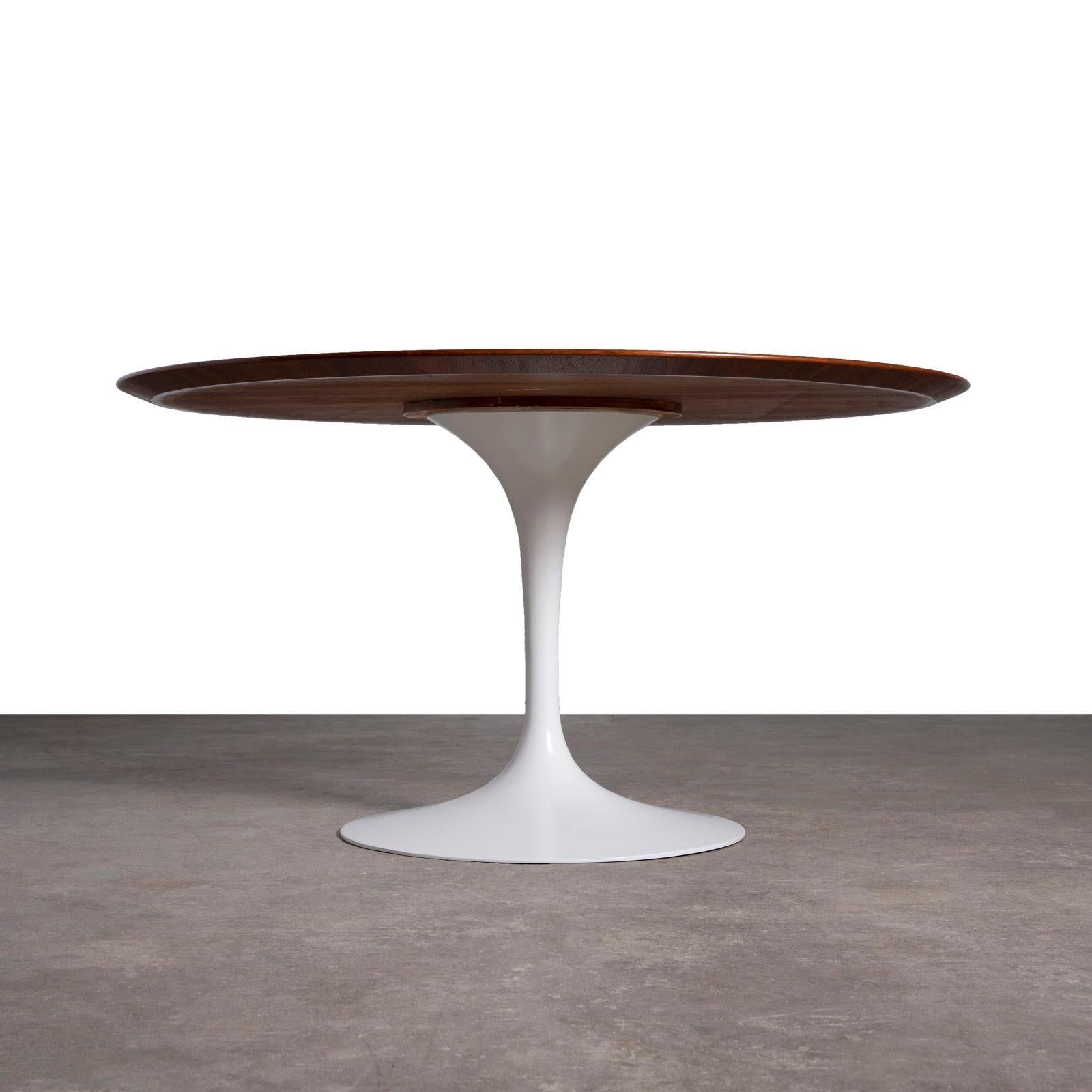 Bois Eero Saarinen Table de salle à manger ronde Knoll Tulip en palissandre brésilien assorti à un livre en vente