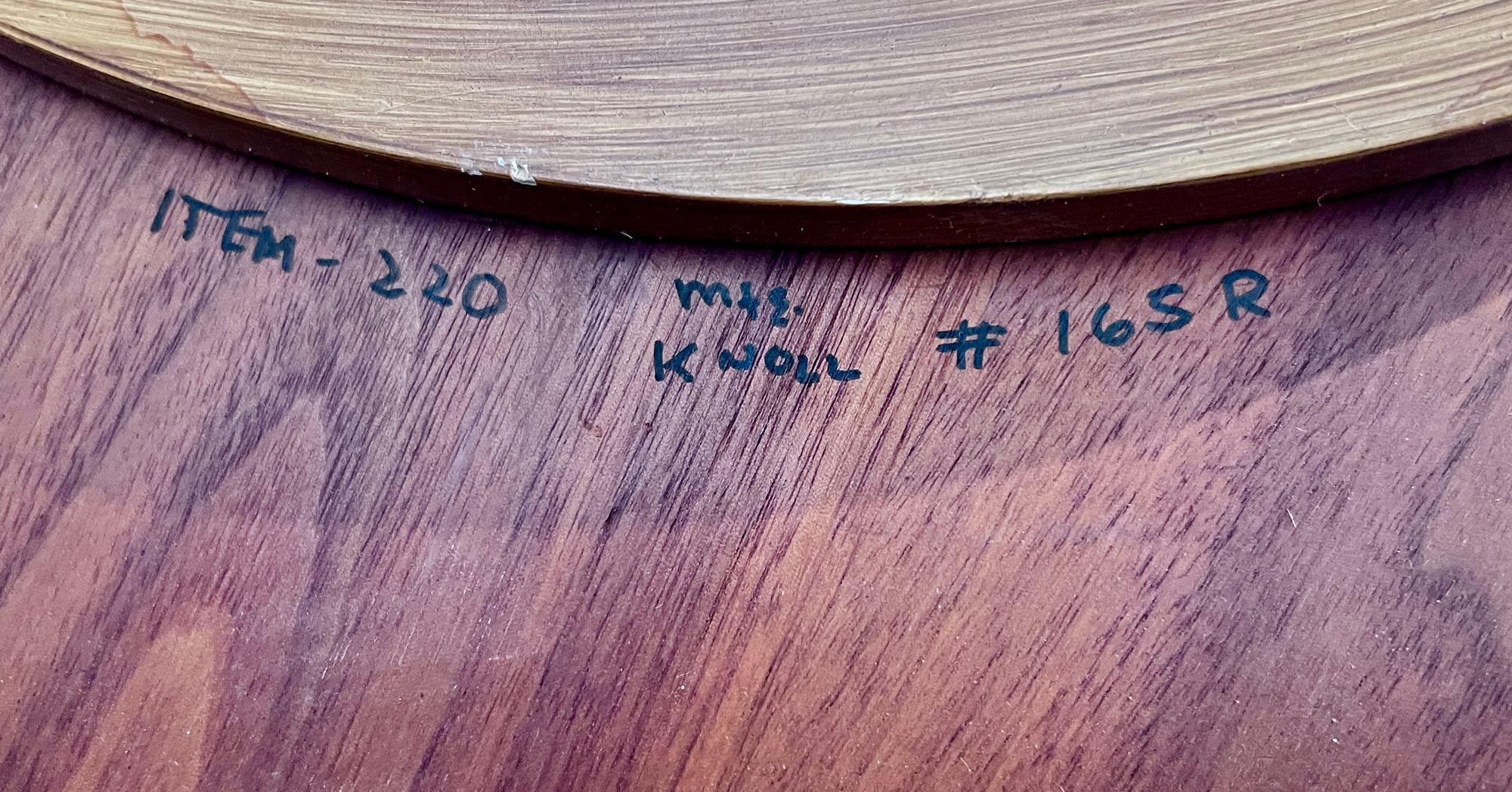 20ième siècle Eero Saarinen Table de salle à manger ronde Knoll Tulip en palissandre brésilien assorti à un livre en vente