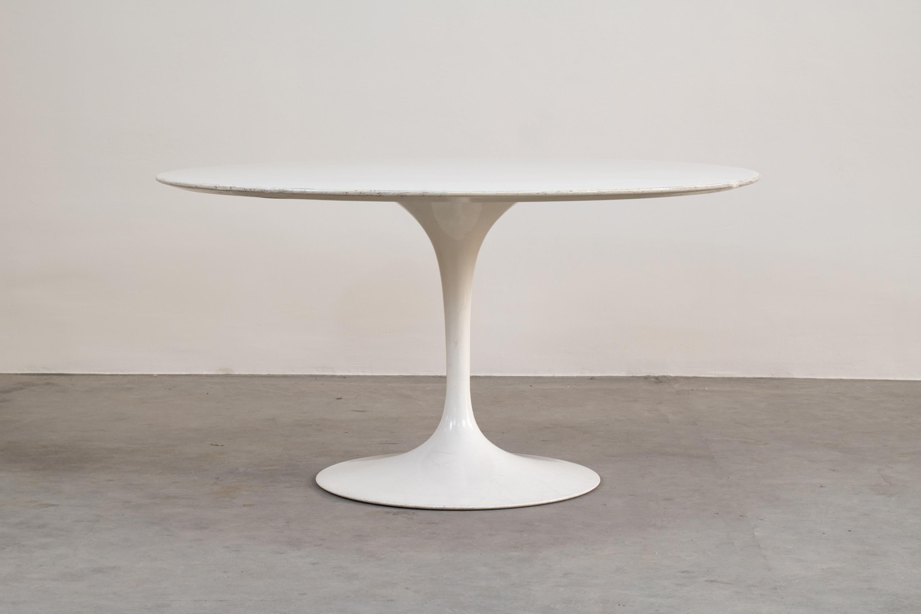 Round-shaped dining table, with a pedestal base in heavy molded cast aluminum, and tabletop in thick satin smooth white laminate, it was designed by Eero Saarinen between the late 1940s and 1950s and manufactured by Knoll.

Eero Saarinen was a