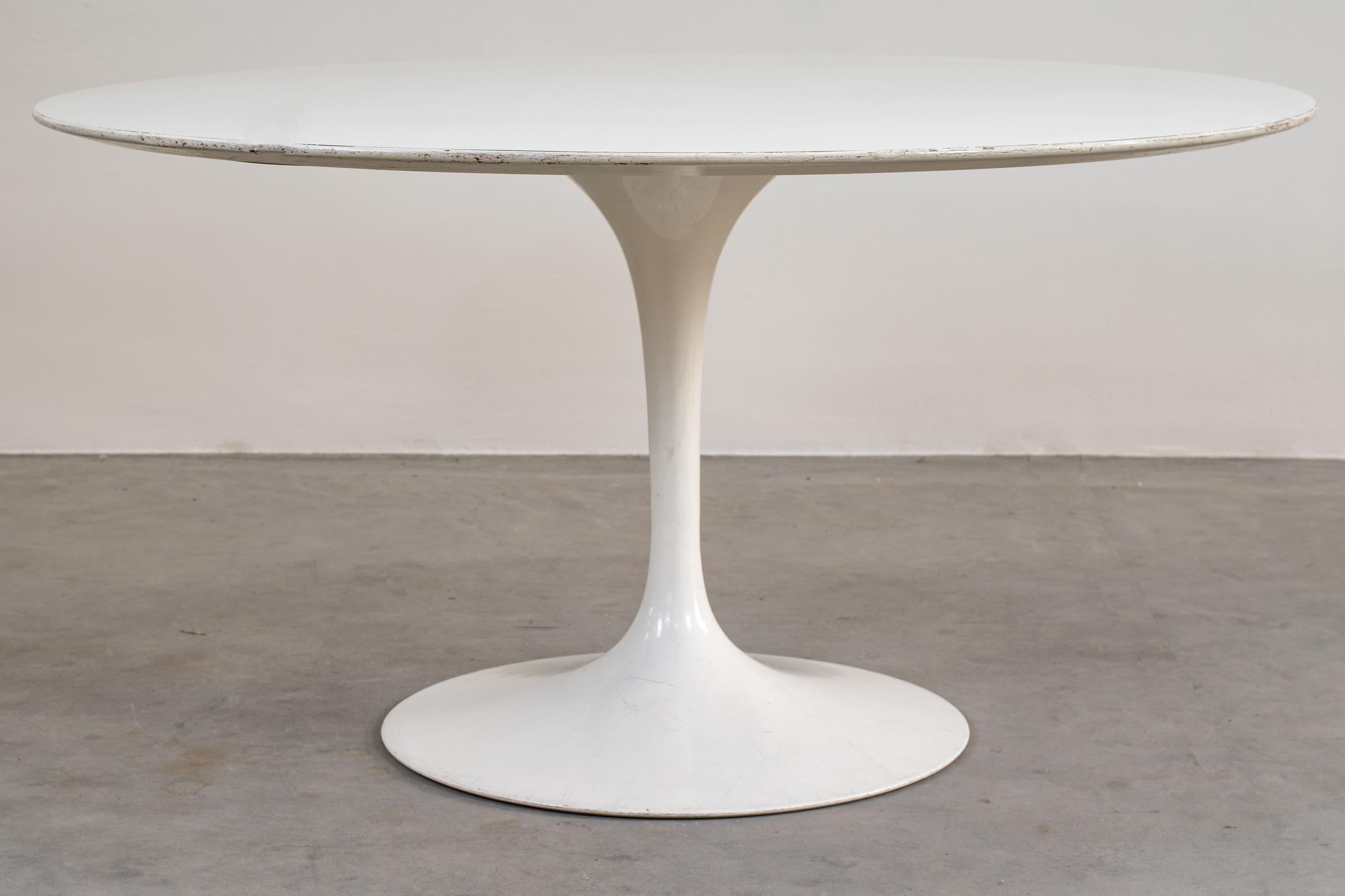 white round pedestal dining table