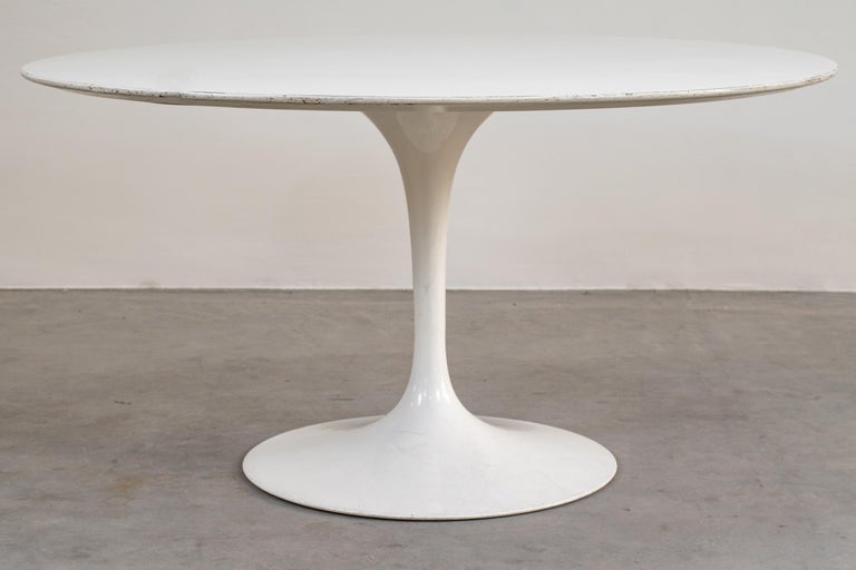Mid-Century Modern Eero Saarinen White Round Pedestal Dining Table in Aluminium and Laminate For Sale