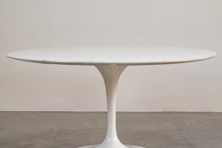 Italian Eero Saarinen White Round Pedestal Dining Table in Aluminium and Laminate For Sale