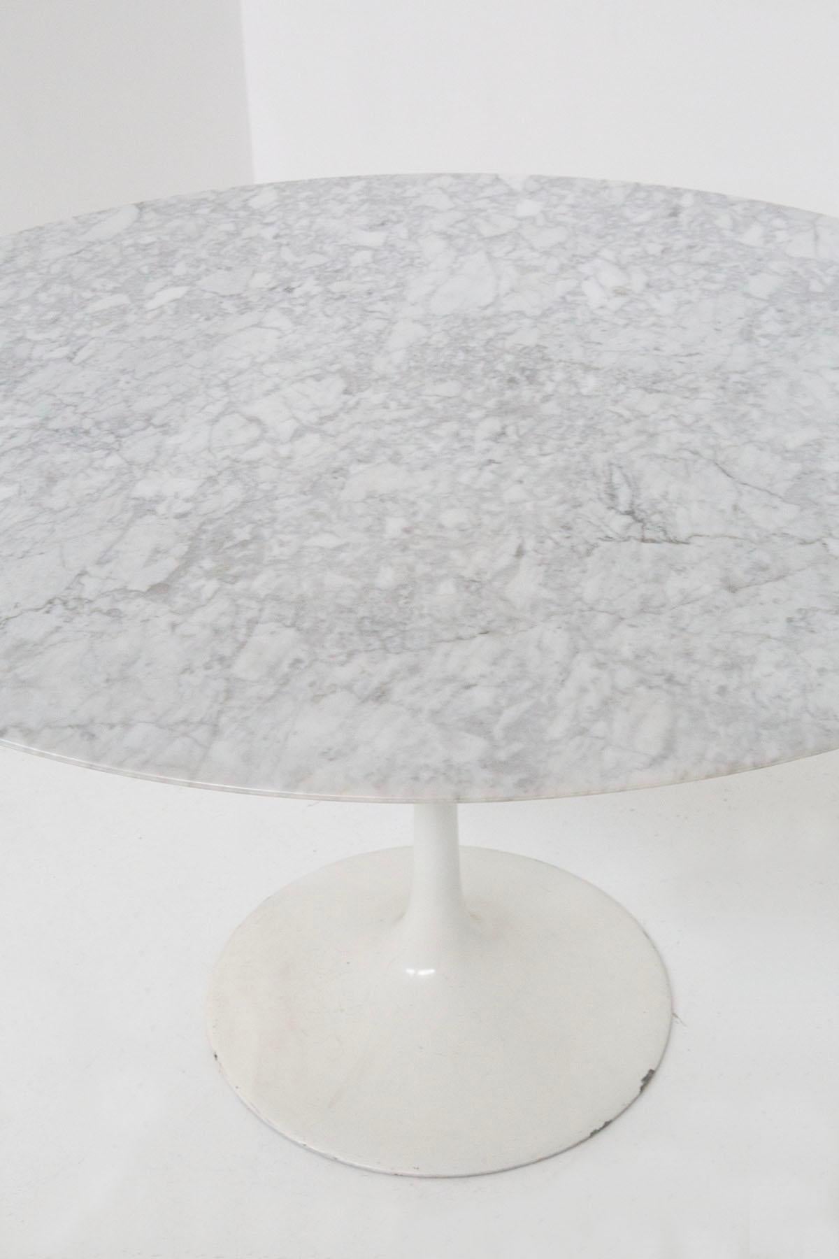 Table ronde en marbre blanc Eero Saarinen  en vente 3
