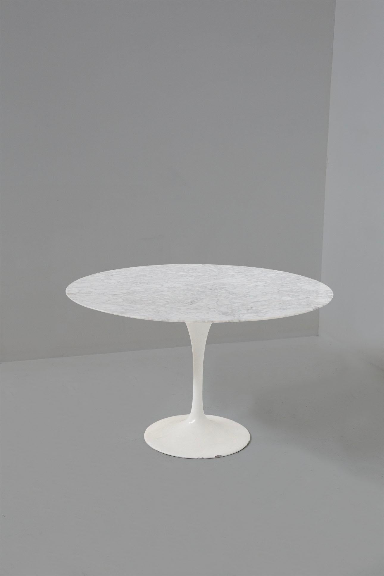 Une élégance intemporelle, un design indémodable, des lignes douces et fluides. Table en marbre et base en aluminium conçue par Eero Saarinen à la fin des années 1970. La table présente un plateau rond en marbre blanc avec des veines noires de