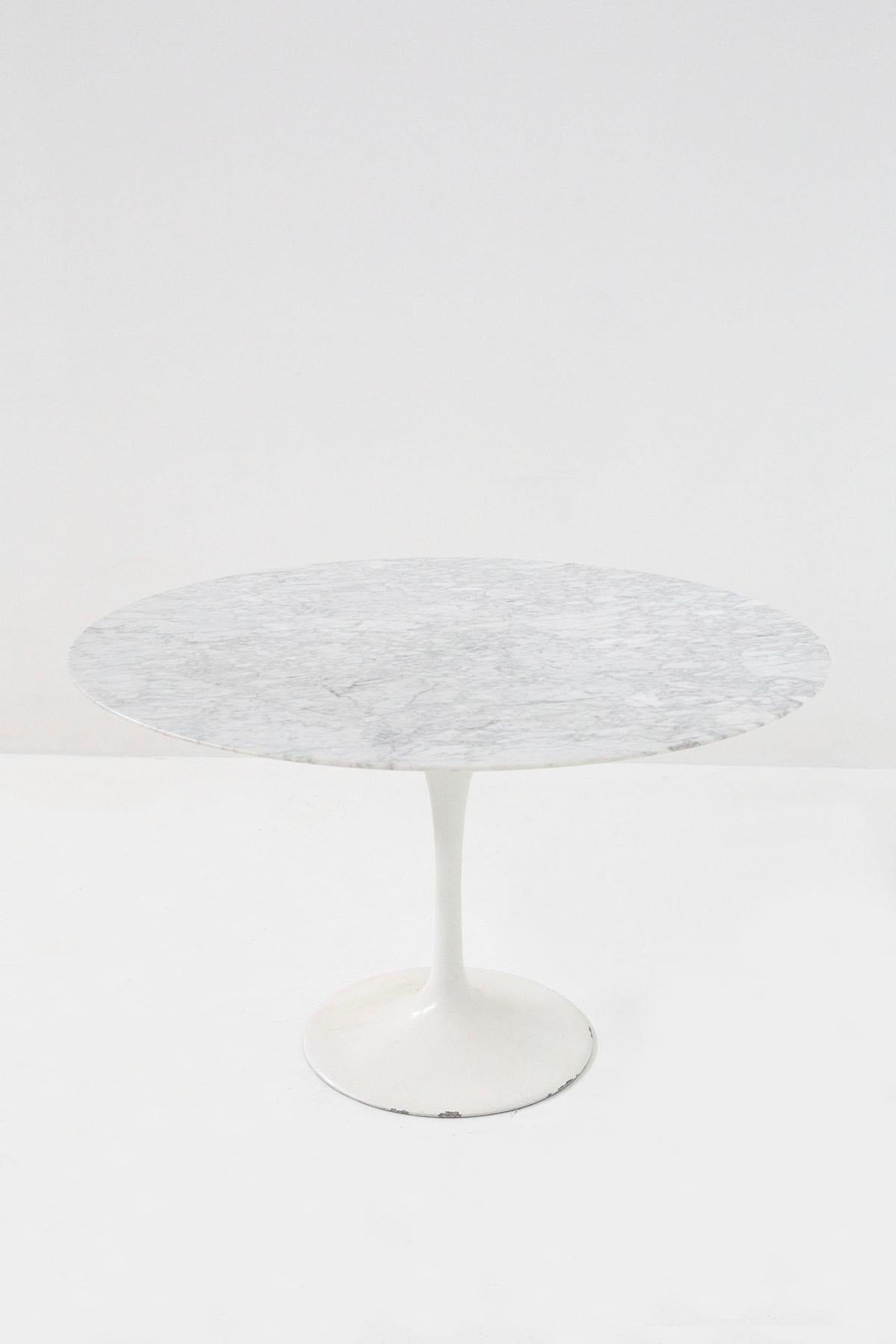 Mid-Century Modern Eero Saarinen Round Table in White Marble For Sale