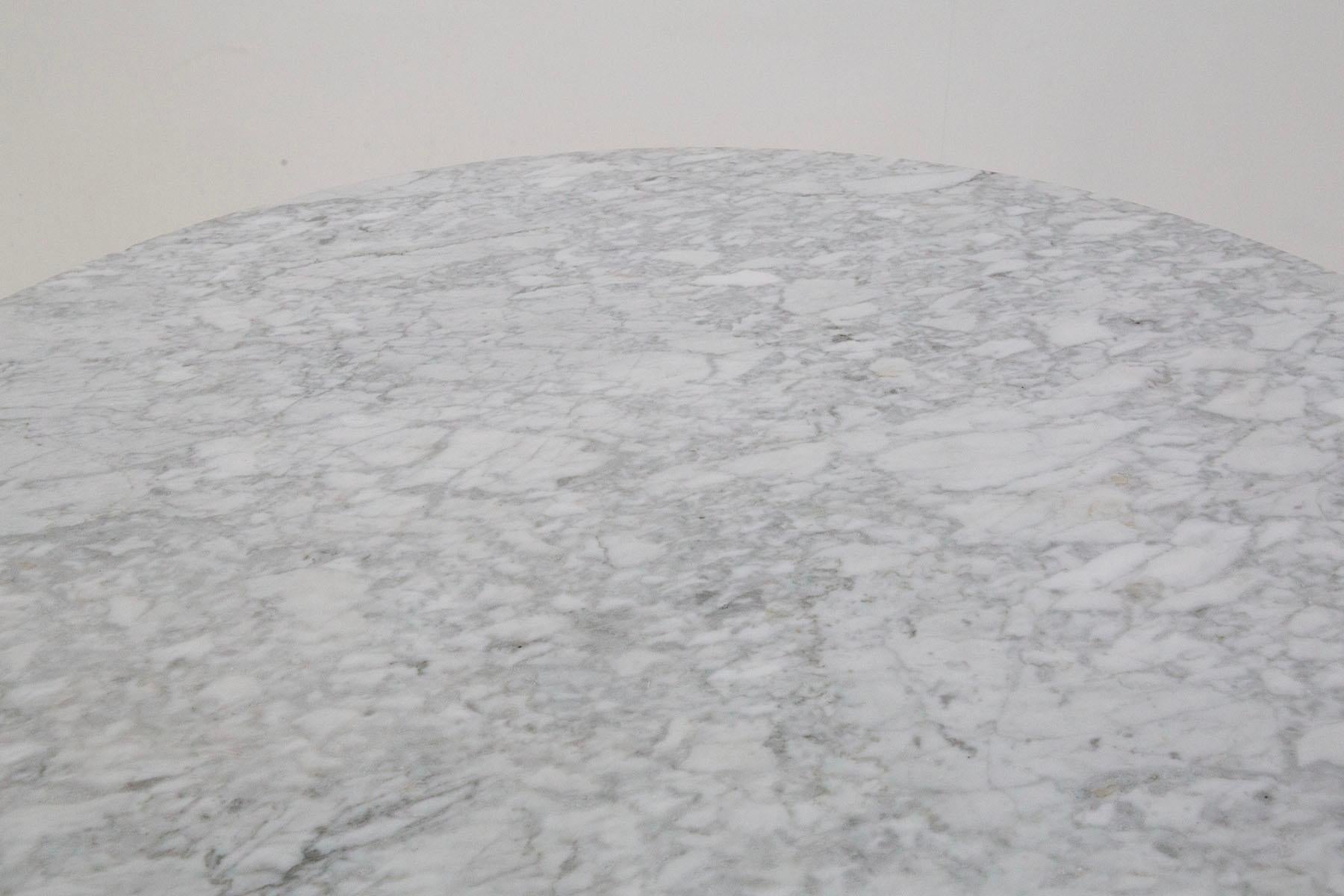 Finnish Eero Saarinen Round Table in White Marble For Sale