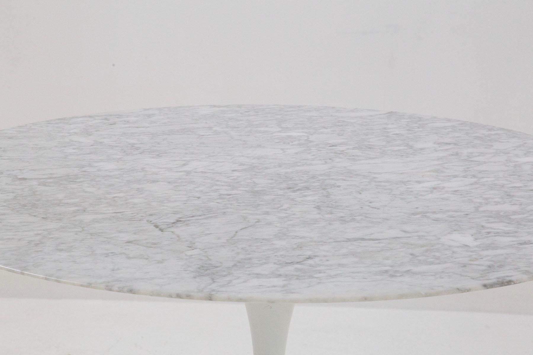 Eero Saarinen Round Table in White Marble In Good Condition For Sale In Milano, IT