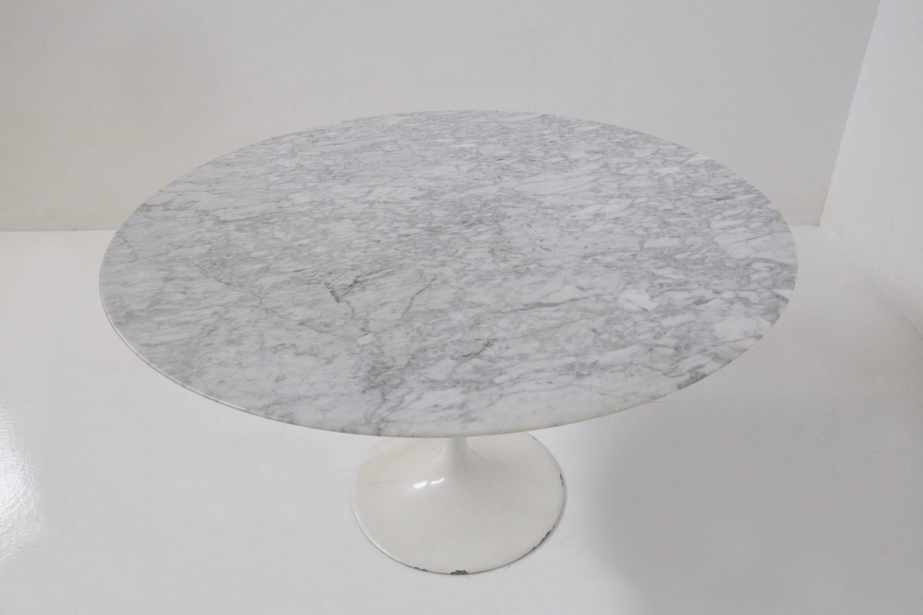 Fin du 20e siècle Table ronde en marbre blanc Eero Saarinen  en vente