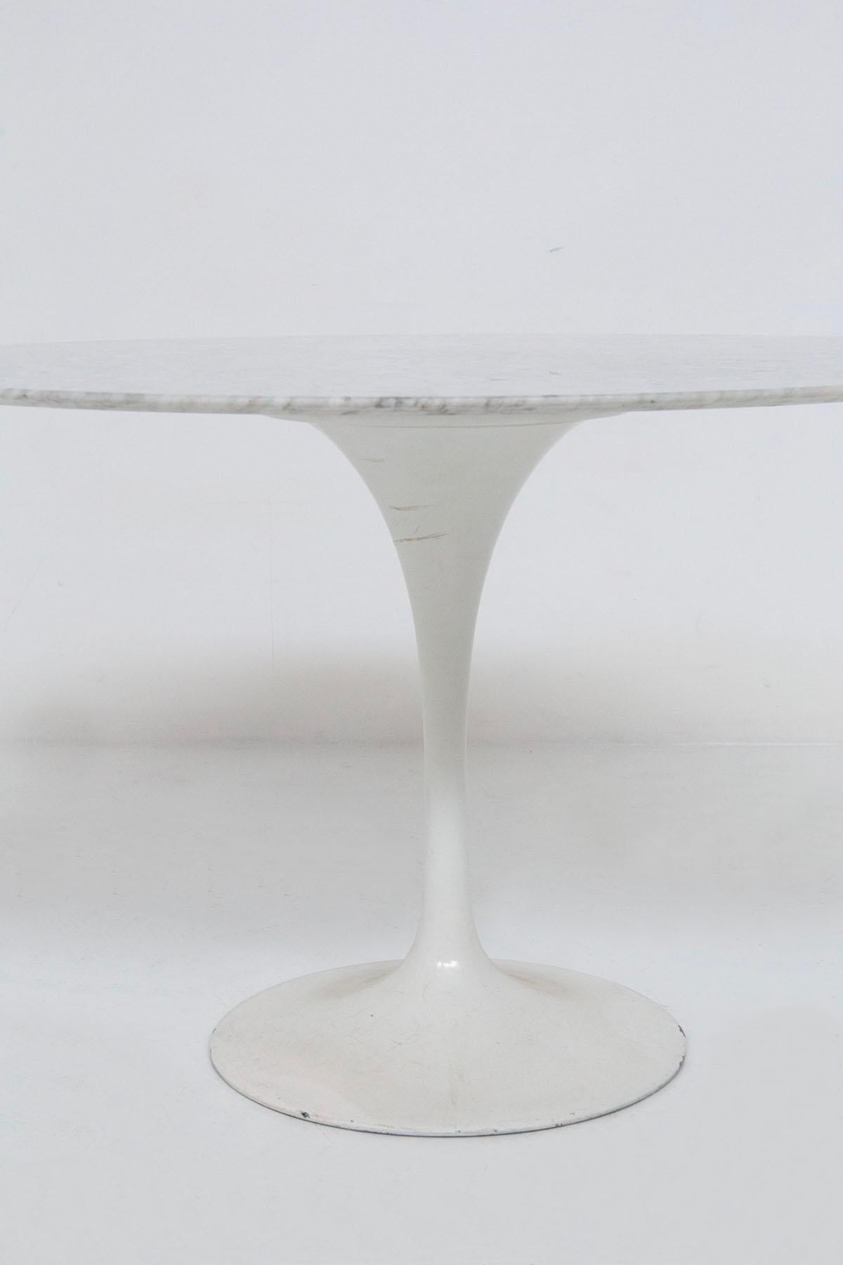 Marbre Table ronde en marbre blanc Eero Saarinen  en vente