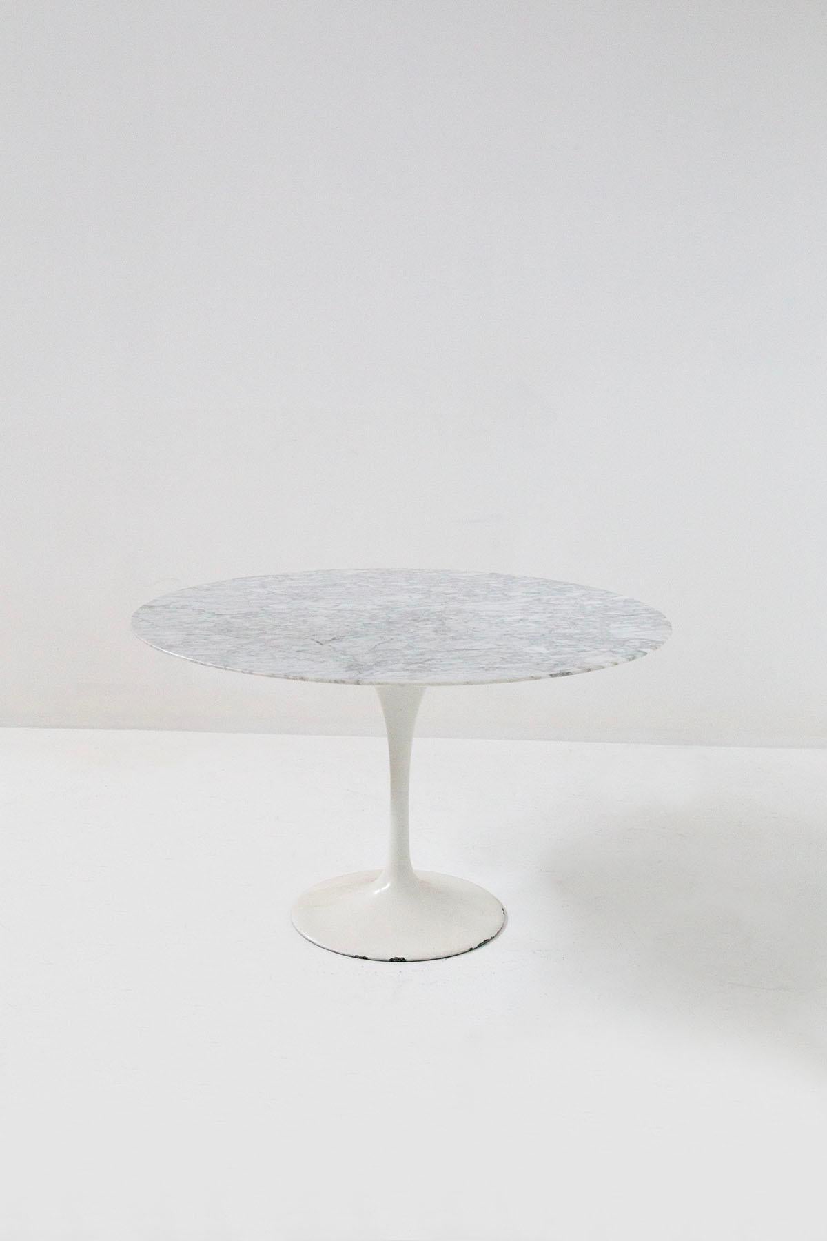 Eero Saarinen Round Table in White Marble For Sale 2