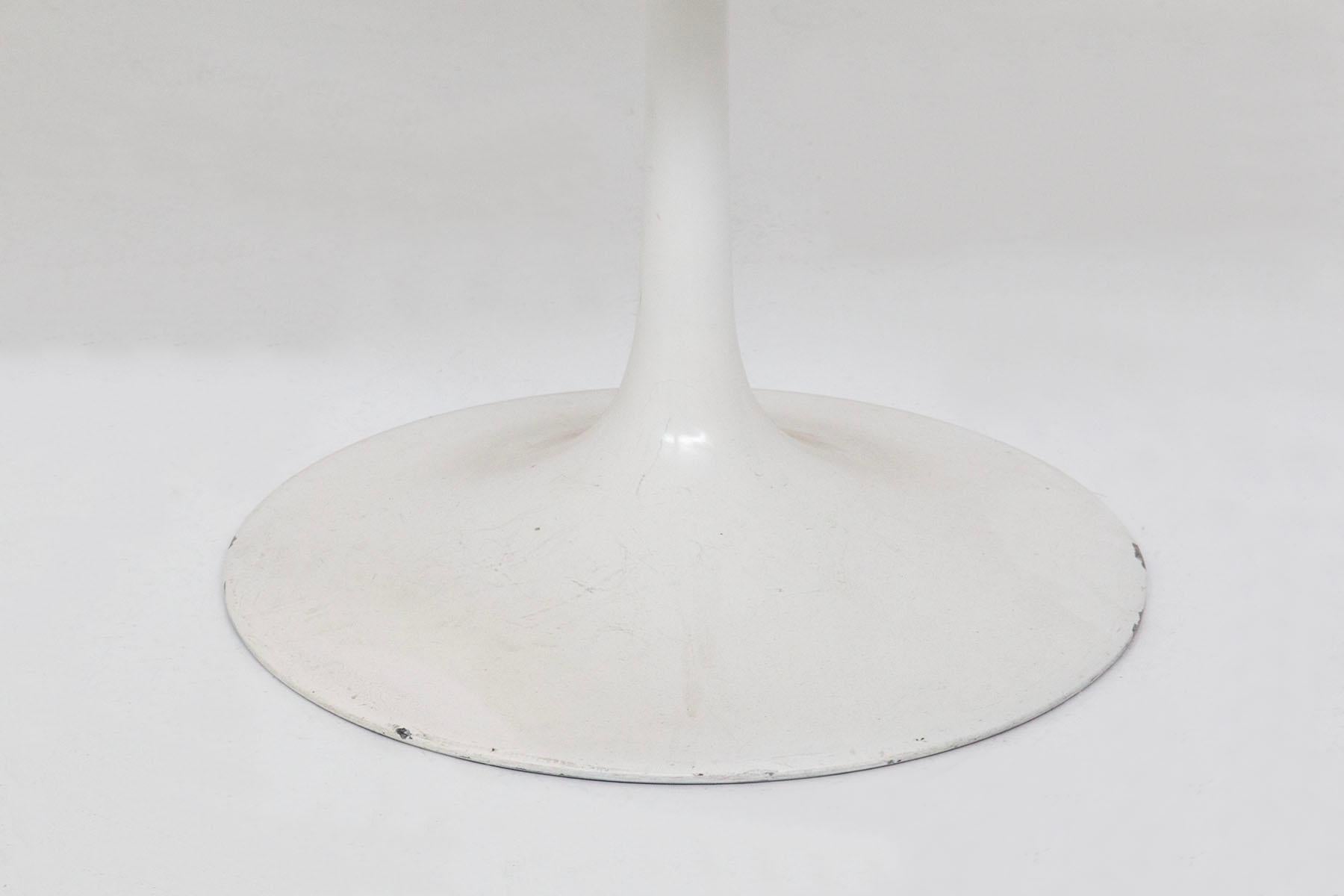 Eero Saarinen Round Table in White Marble For Sale 3