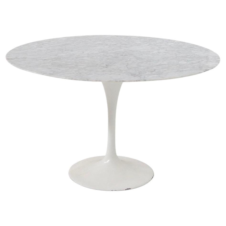 Eero Saarinen Round Table in White Marble For Sale