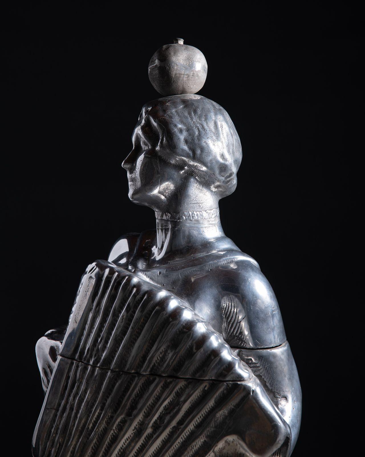 El artista, Elliot Eames Saarinen, hijo de Eero Saarinen, inspirado por el tierno homenaje de su abuela Lilly a su madre, la abuela Susie, creó esta escultura para honrar el legado intemporal de la familia y la tradición; explorando las conexiones