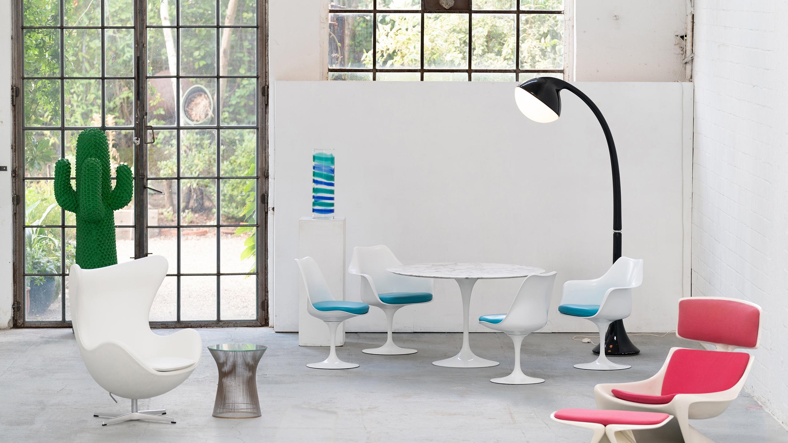 We offer here 4 virtually new tulip chairs by Eero Saarinen, all swivel - with incredibly beautiful turquoise-blue leather.
Produced by Knoll International.

The complete set was only used for 2 photoshootings and is therefore in perfect condition.