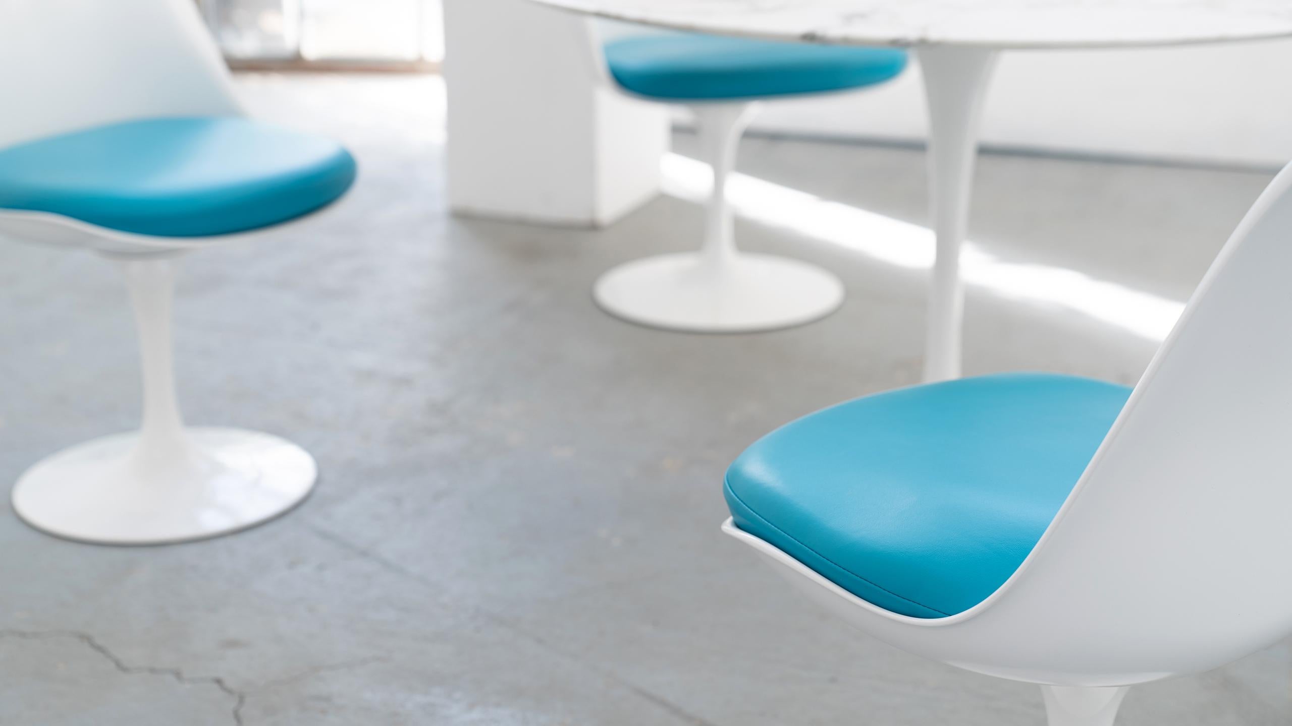 Leather Eero Saarinen, Set of 4 Tulip Chair by Knoll International in Turquoise-Blue