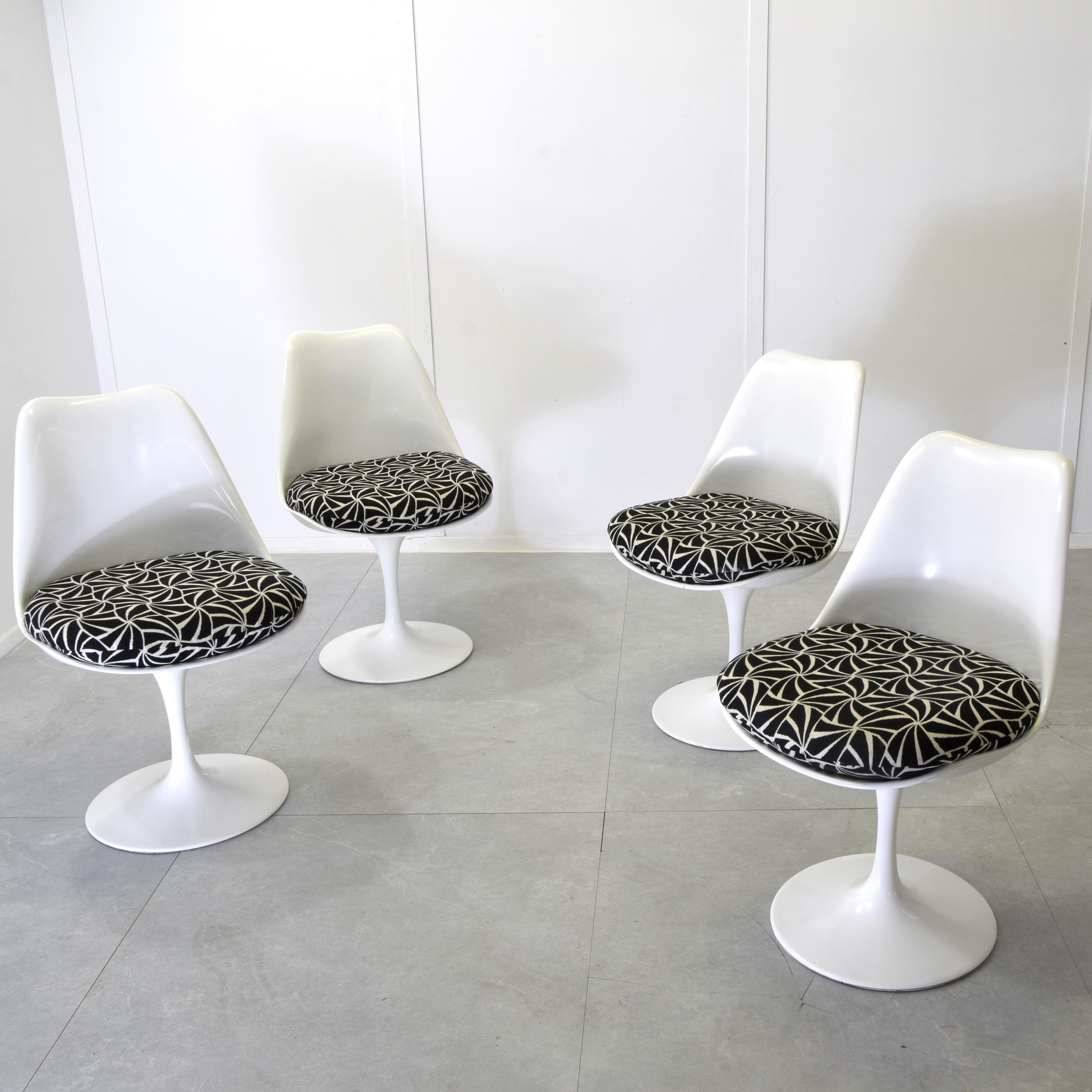 Le sedie Saarinen Tulip sono un classico del design modernista, creato dall'architetto e designer Eero Saarinen negli anni Cinquanta. Sono famose per le loro linee eleganti e minimaliste, con basi a tulipano che eliminano le gambe ingombranti