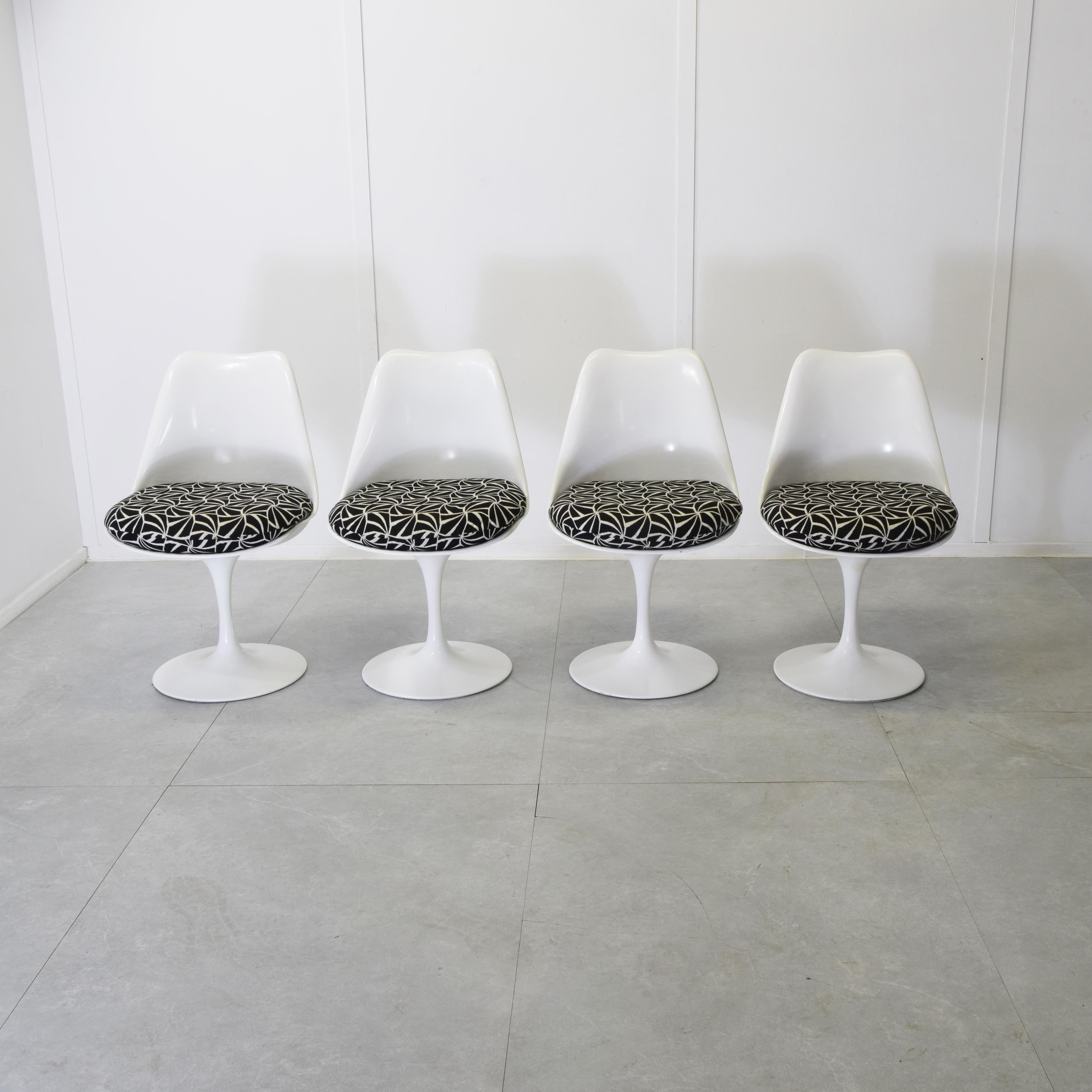 Alluminio Set di quattro sedie Tulip di Eero Saarinen anni '70 in vendita