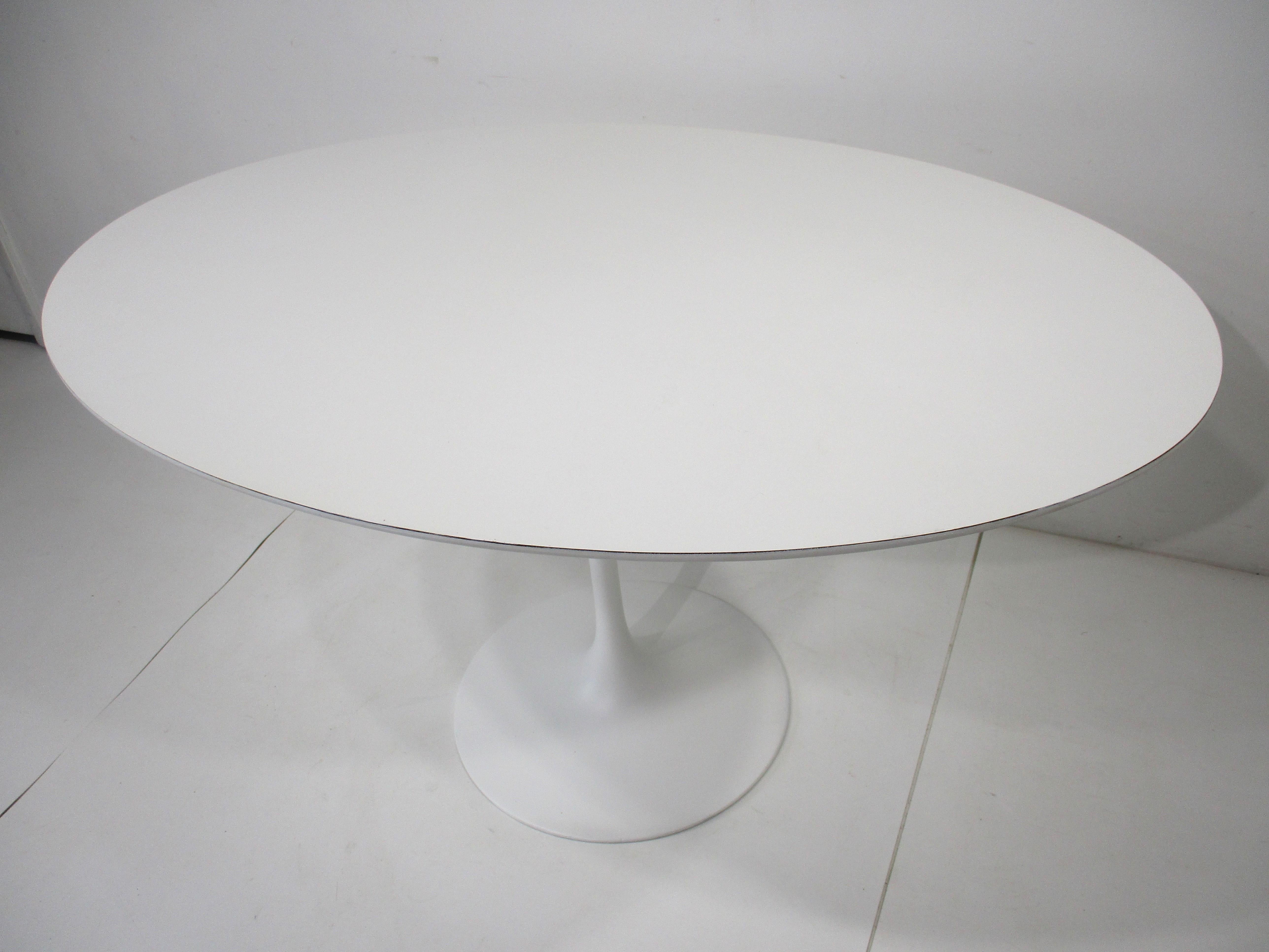Mid-Century Modern Eero Saarinen Small Oval Tulip Dining Table or Desk for Knoll