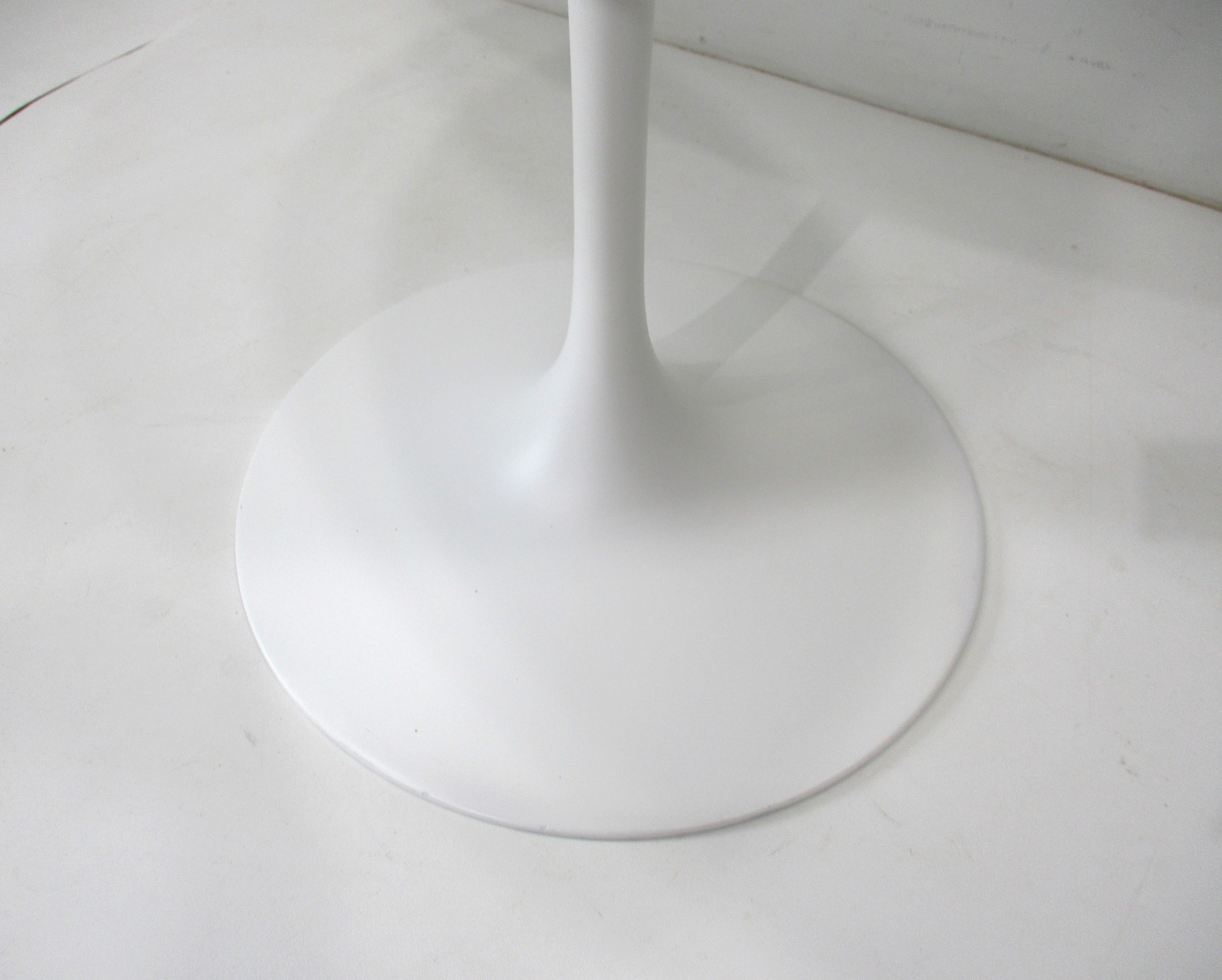 Eero Saarinen Small Oval Tulip Dining Table or Desk for Knoll In Good Condition In Cincinnati, OH