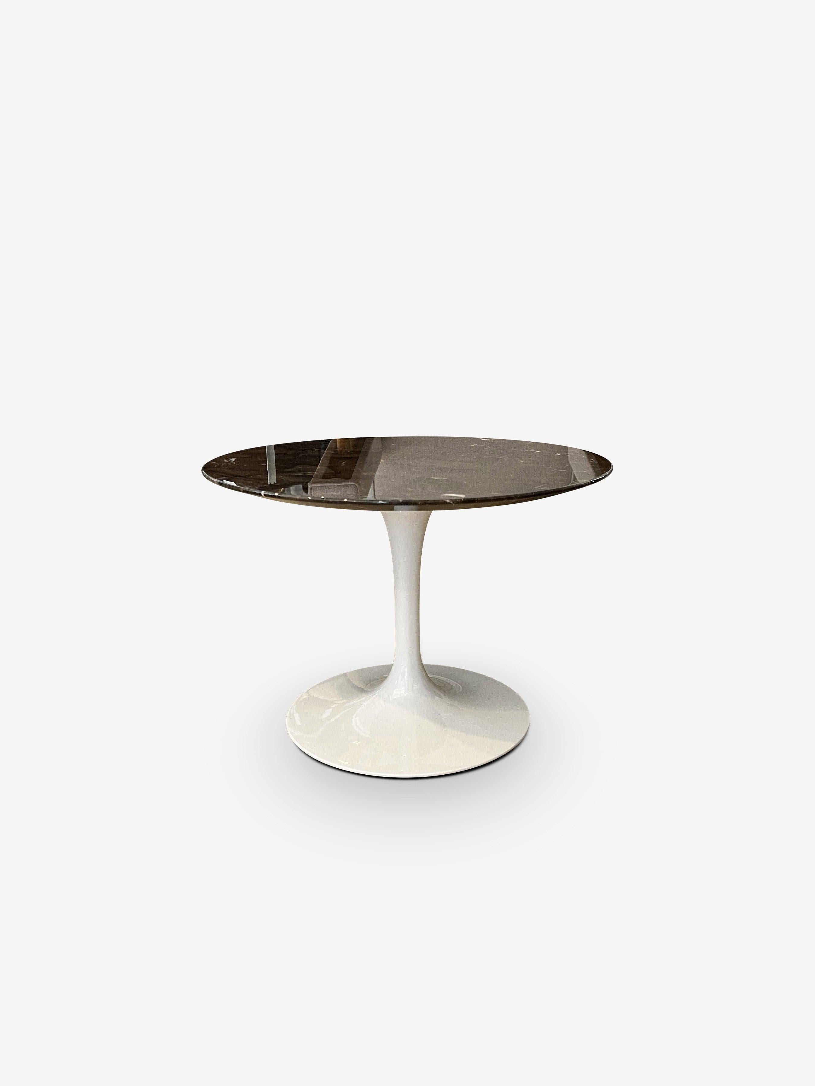 Kleiner runder Couchtisch mit Espresso-Marmorplatte und weißem Sockel von Eero Saarinen (amerikanisch) im Angebot