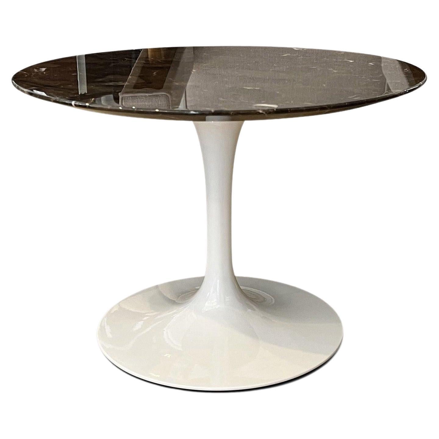 Petite table basse ronde avec plateau en marbre Espresso et base blanche Eero Saarinen