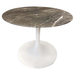 Petite table basse ronde Eero Saarinen avec plateau en marbre gris et piètement blanc