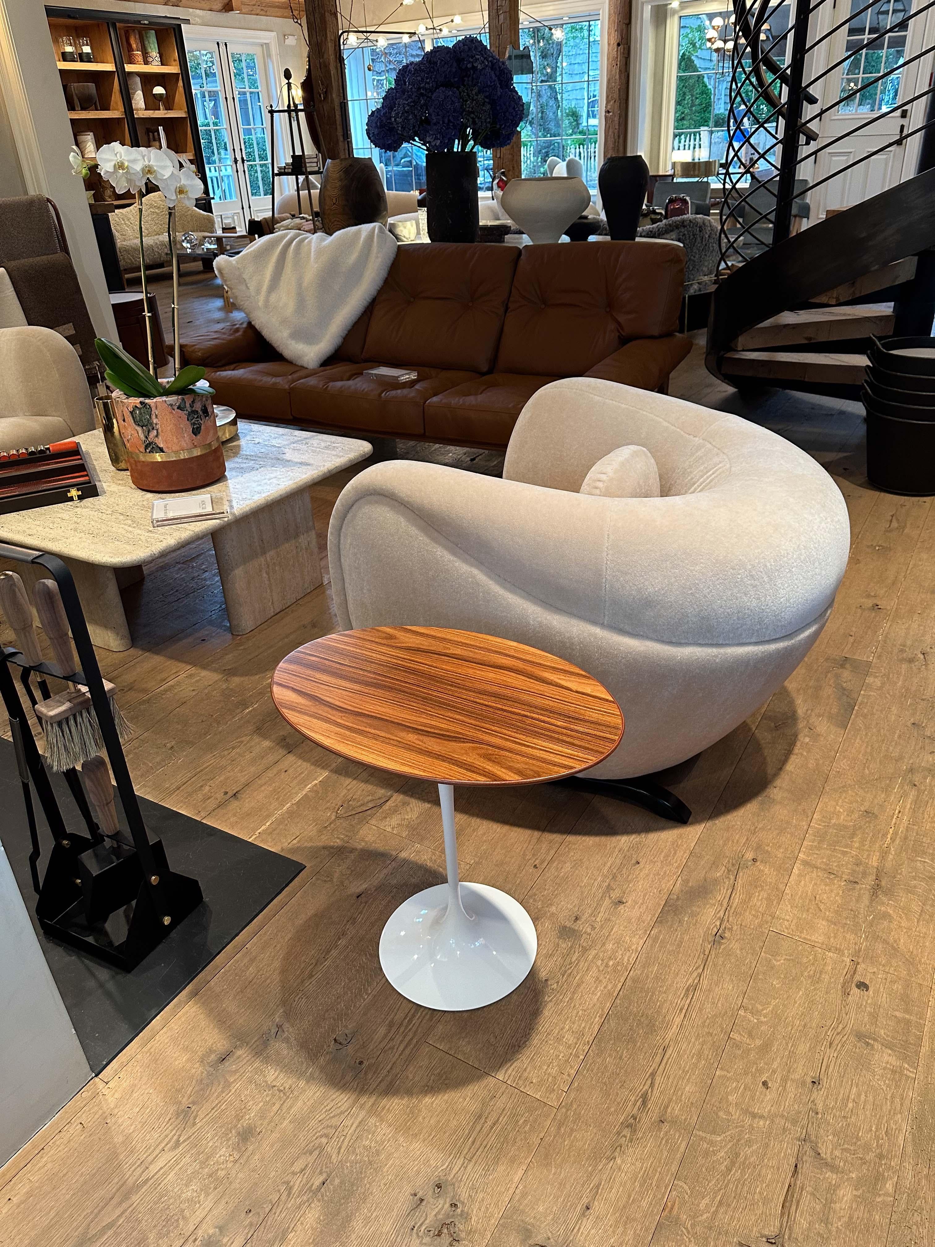 This Eero Saarinen table by Knoll is both strong and stylish, with an oak top and a white base. Its classic, iconic design has graced homes and businesses for decades, and its heavy-duty construction provides durability and reliability.