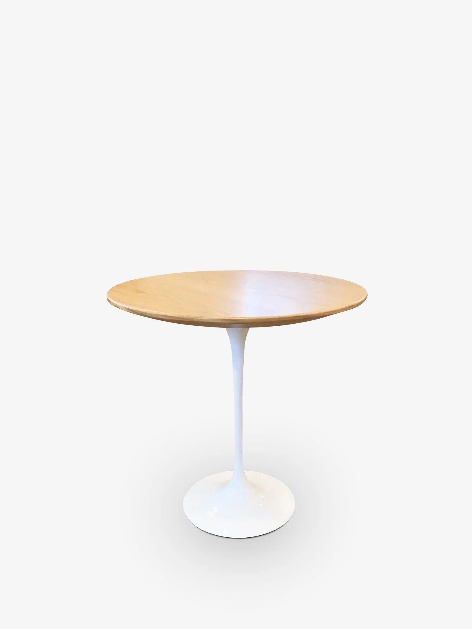 Américain Petite table ronde Eero Saarinen avec plateau en chêne et base blanche en vente