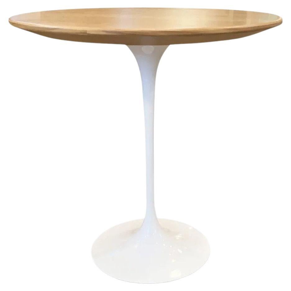 Kleiner runder Tisch mit Eichenholzplatte und weißem Sockel von Eero Saarinen im Angebot