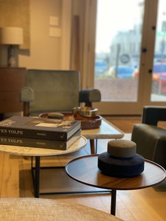 Petite table ronde Eero Saarinen avec plateau en palissandre et piètement noir