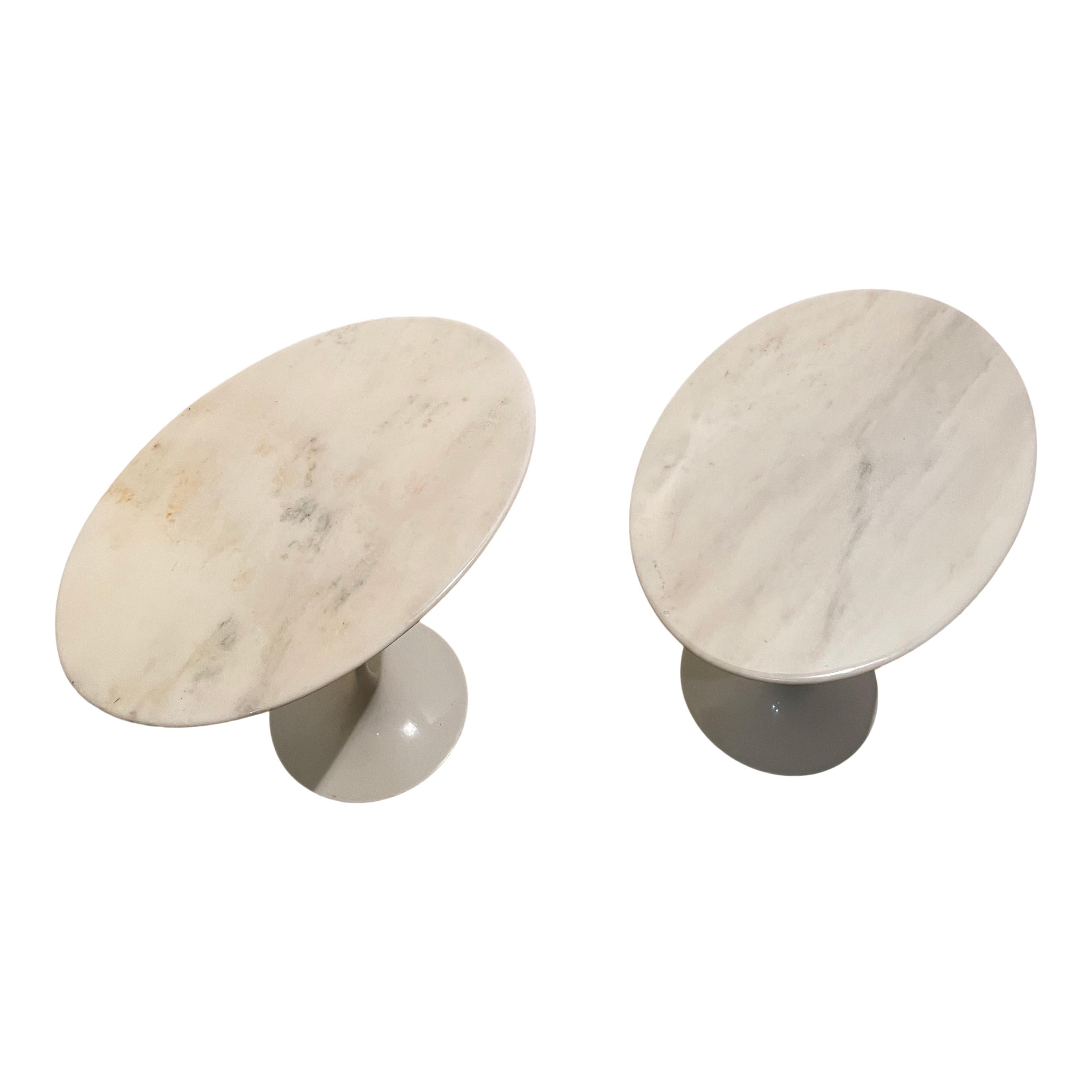 Paire de tables de nuit Tulipe conçues par Eero Saarinen en 1957 et fabriquées par Knoll en 1967.

Composé d'un socle laqué blanc et d'un plateau de table en marbre de Carrare Arabescato.

Excellent état vintage.

La table Tulip du designer Eero
