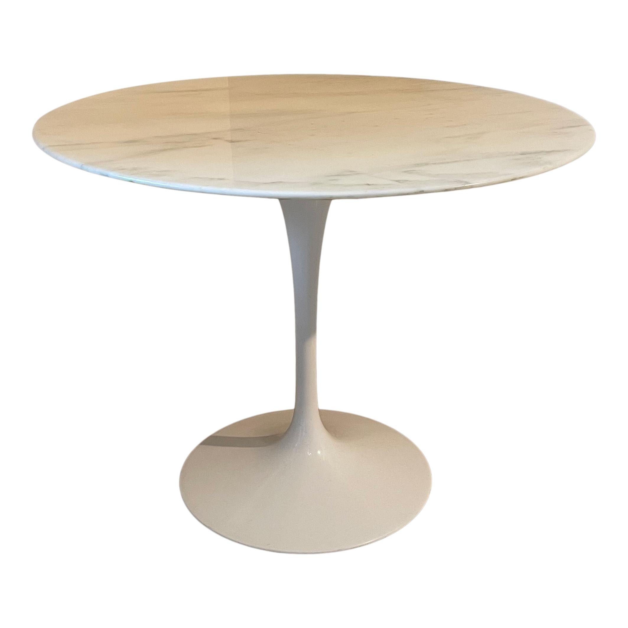 Tulip round dining table designed by Eero Saarinen in 1957 and manufactured by Knoll in 1967.

Composed of a white lacquered pedestal and a tabletop made of Carrara Arabescato marble.

Excellent vintage condition.

The Tulip Table by the Eero