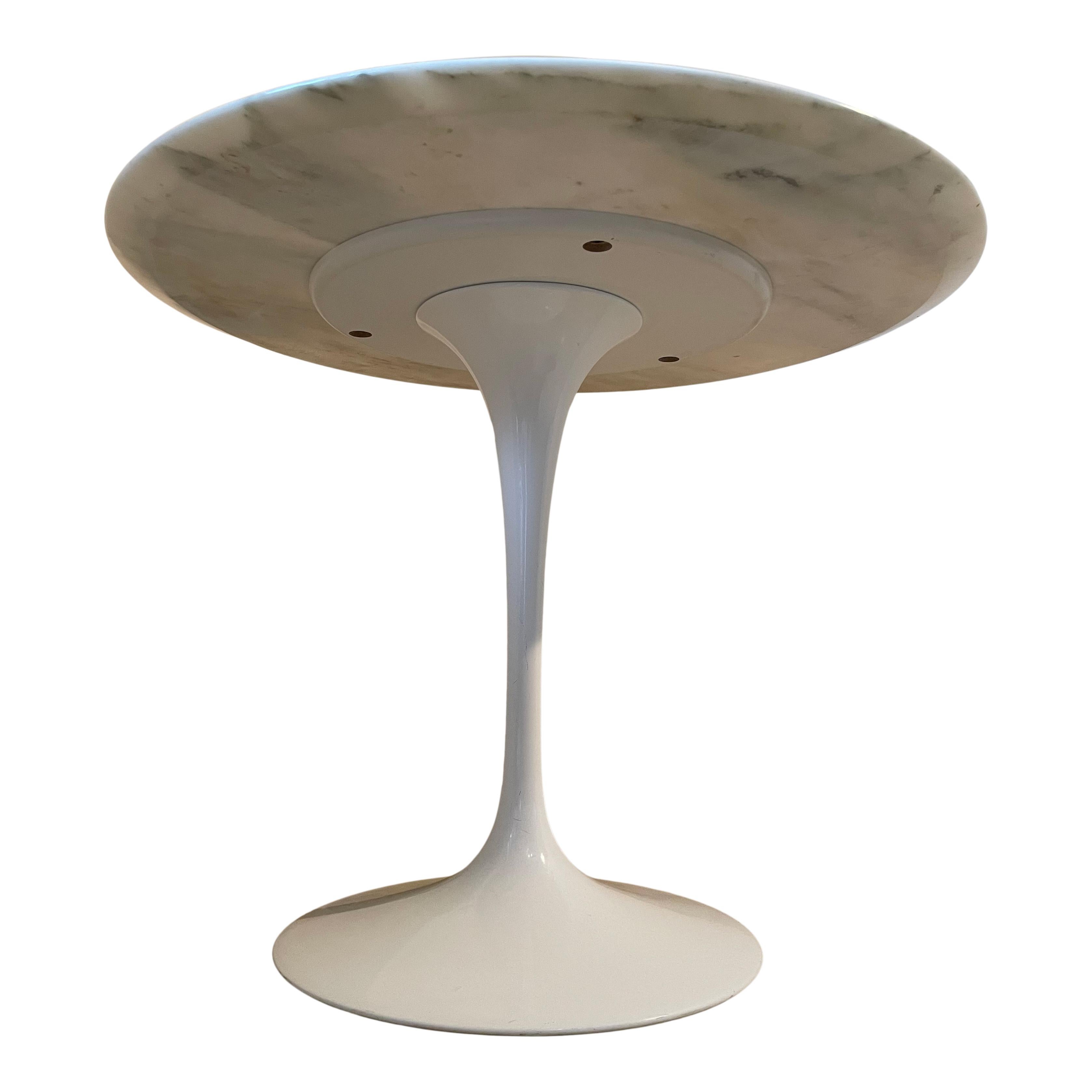 Mesa de comedor redonda Tulip diseñada por Eero Saarinen en 1957 y fabricada por Knoll en 1967.

Compuesto por un pedestal lacado en blanco y un tablero de mármol Arabescato de Carrara.

Excelente estado vintage.

La Mesa Tulipán del diseñador Eero