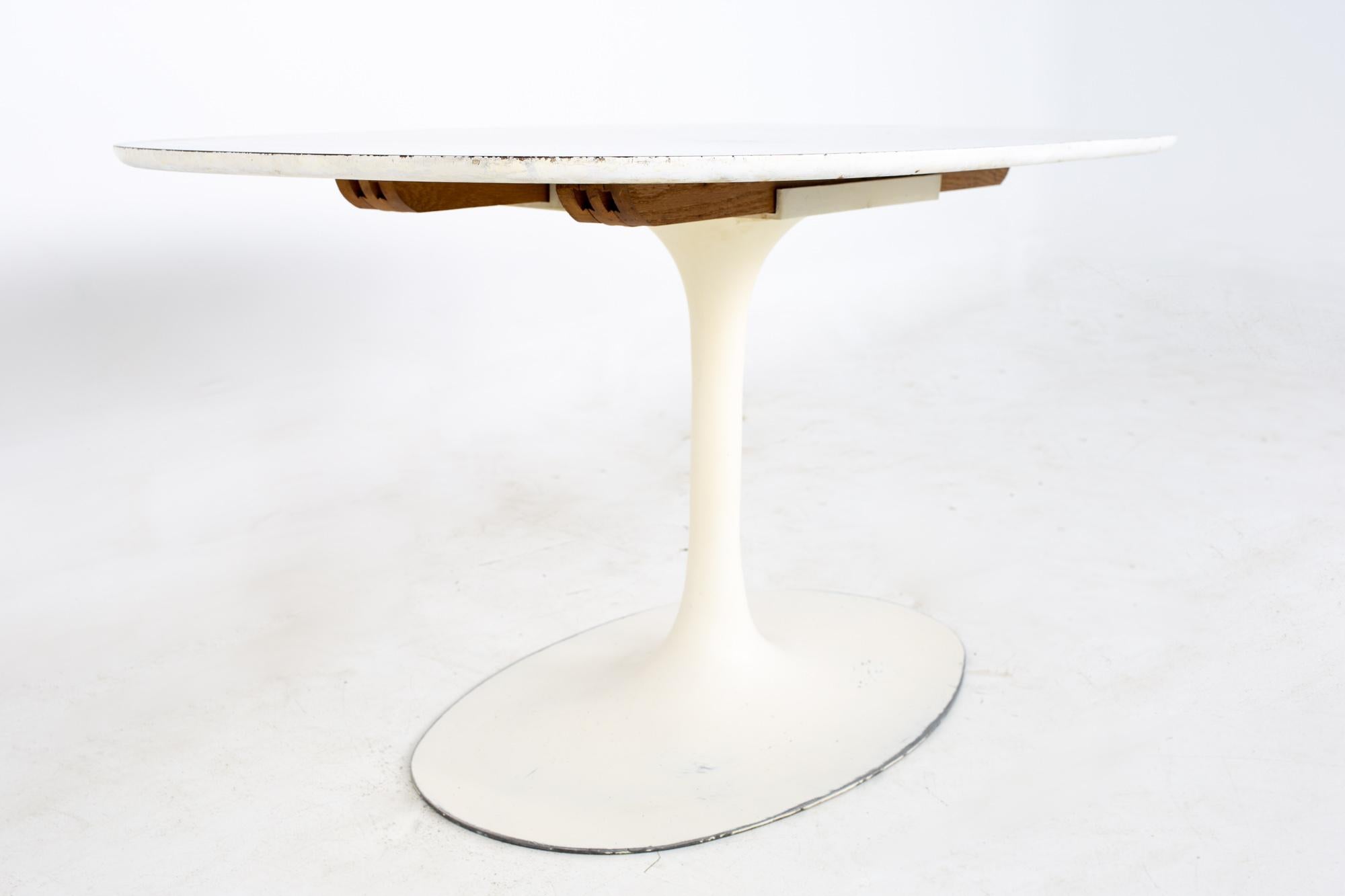Mid-Century Modern Eero Saarinen Style Burke Mid Century Expanding Oval Tulip Base Dining Table