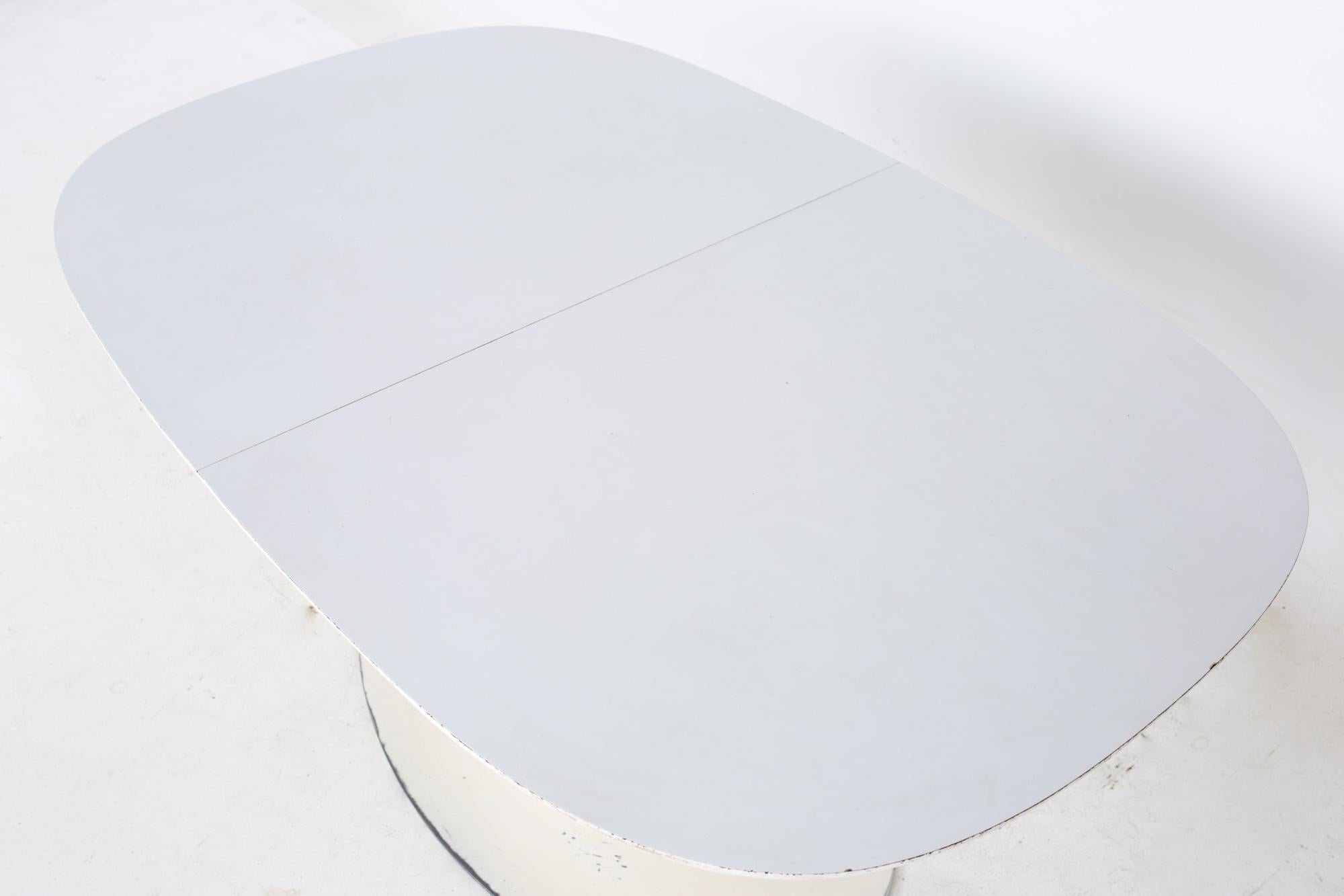 Eero Saarinen Style Burke Mid Century Expanding Oval Tulip Base Dining Table In Good Condition In Countryside, IL