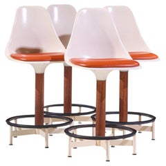 Sgabelli da bar in noce e fibra di vetro in stile Eero Saarinen Burke - Set di 4