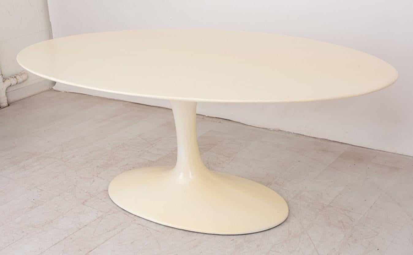 Mid-Century Modern Eero Saarinen Style Oval Tulip Table For Sale