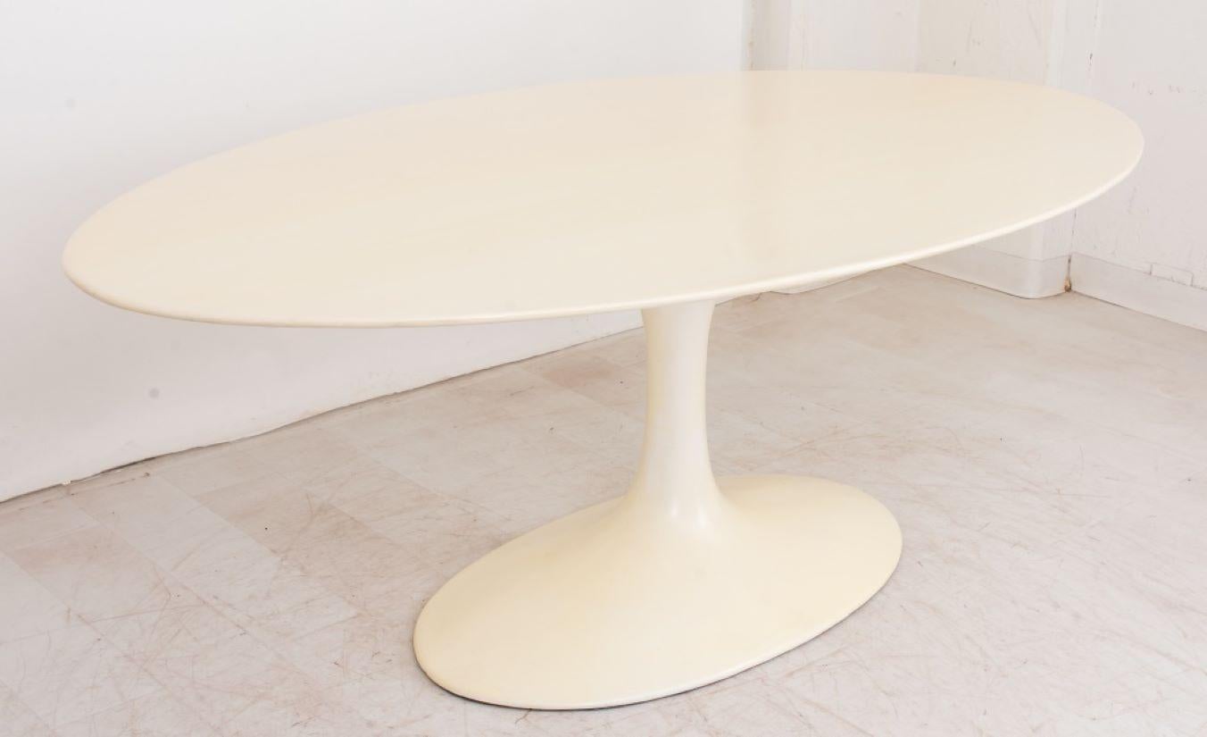 Eero Saarinen Style Oval Tulip Table In Good Condition For Sale In Astoria, NY